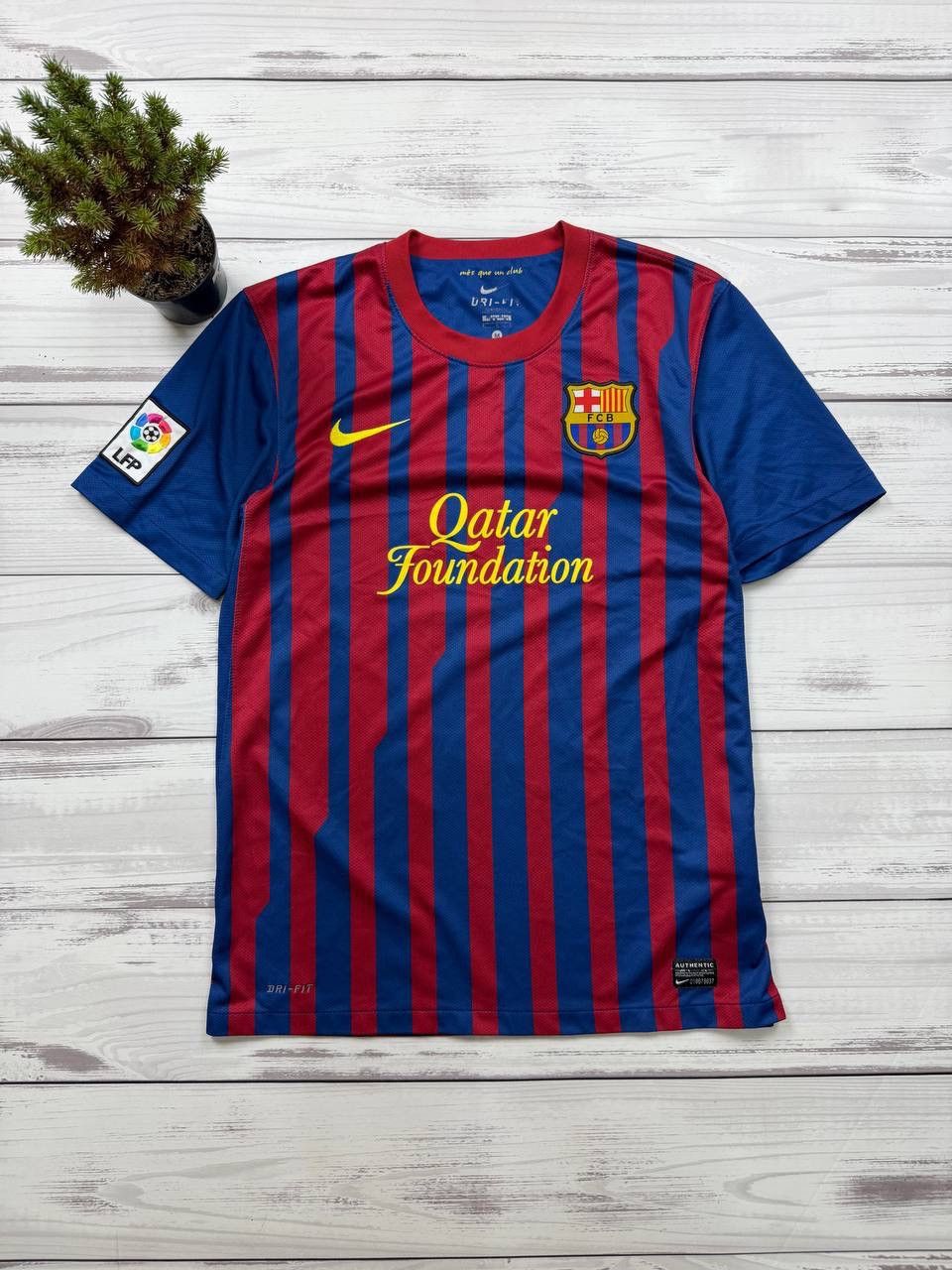 Nike Barcelona Home football shirt 2011 Soccer Nike Jersey Mens Size US M / EU 48-50 / 2 - 1 Thumbnail