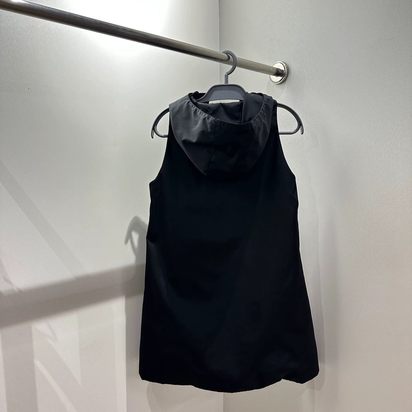 Prada Prada triangle logo hooded sleeveless nylon dress 38 Size XS / US 0-2 / IT 36-38 - 2 Thumbnail