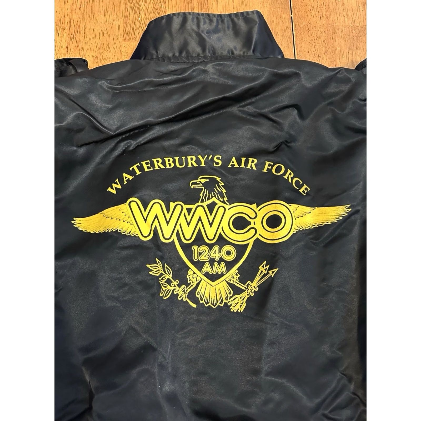Vintage VINTAGE Bomber Jacket AM Radio Station Sayin Waterbury Air Force 80s Medium Mens Black Swingster Nylon Satin Size US M / EU 48-50 / 2 - 5 Thumbnail