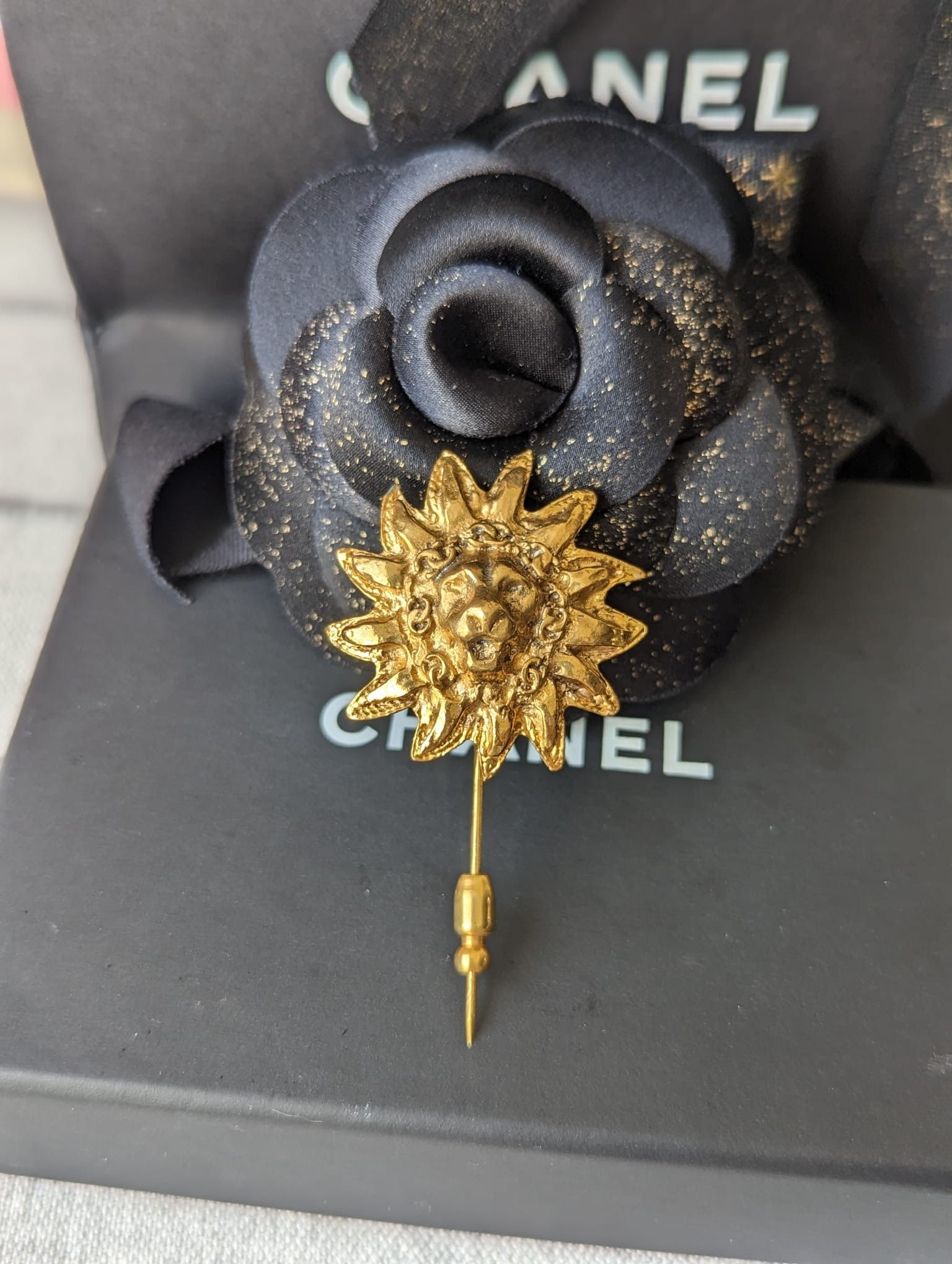 Chanel Chanel CC Logo Vintage Lion Brooch Pin RARE with box Size ONE SIZE - 6 Thumbnail
