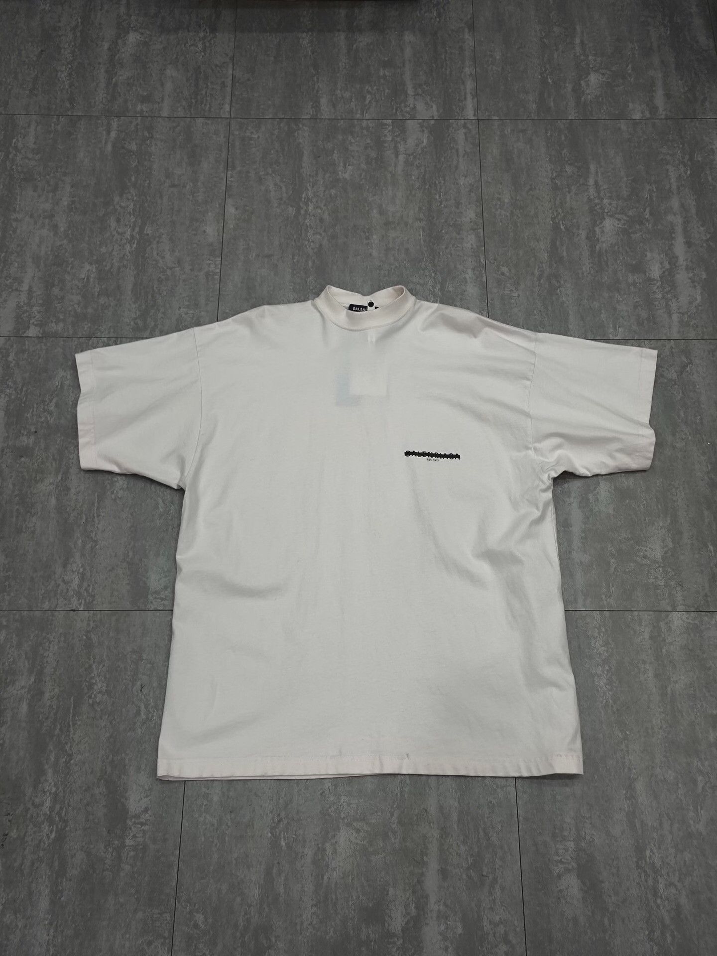Balenciaga Balenciaga White T-Shirt l Men Size US L / EU 52-54 / 3 - 1 Thumbnail