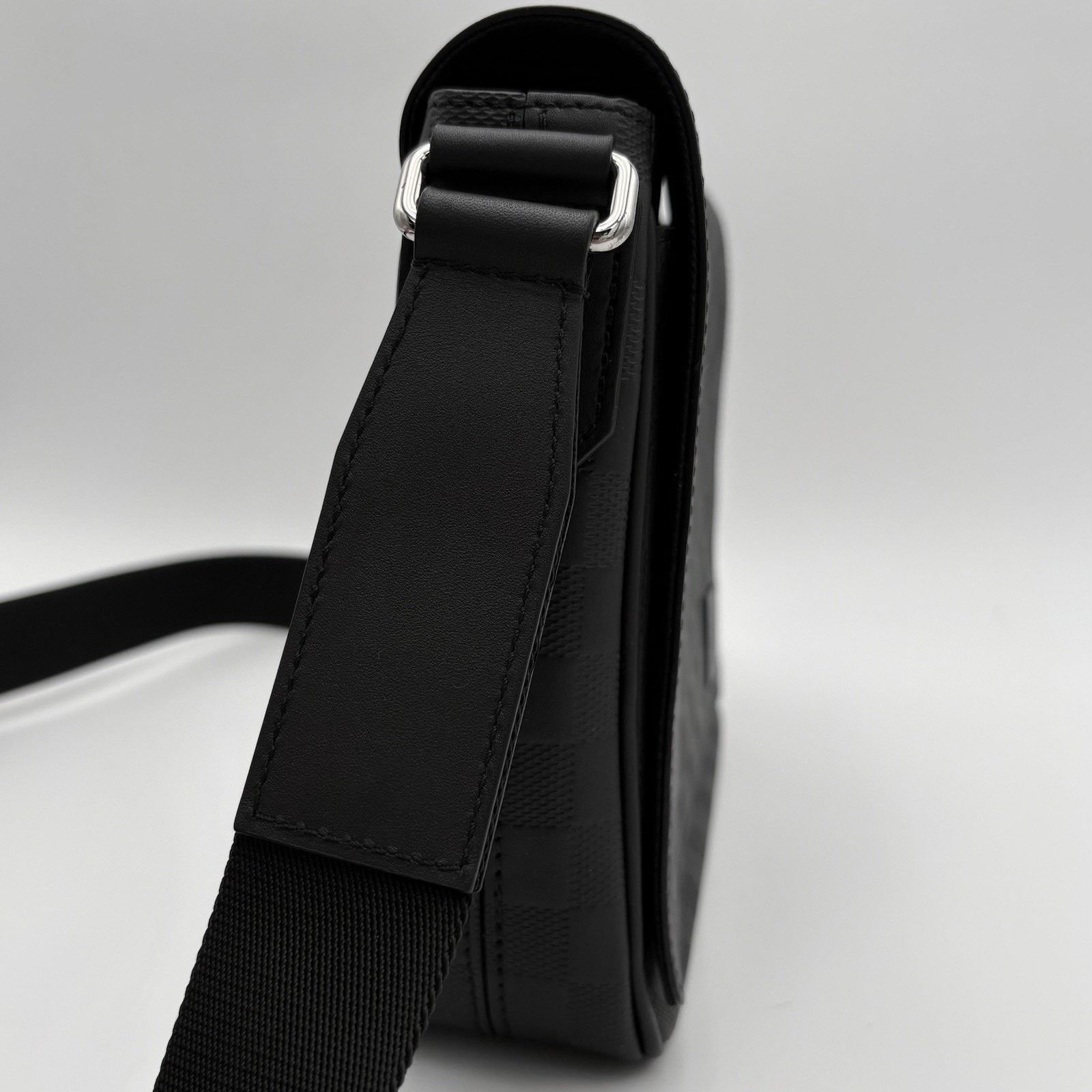 Louis Vuitton Louis Vuitton District PM Infini Messenger Bag | PRISTINE! Size ONE SIZE - 9 Thumbnail