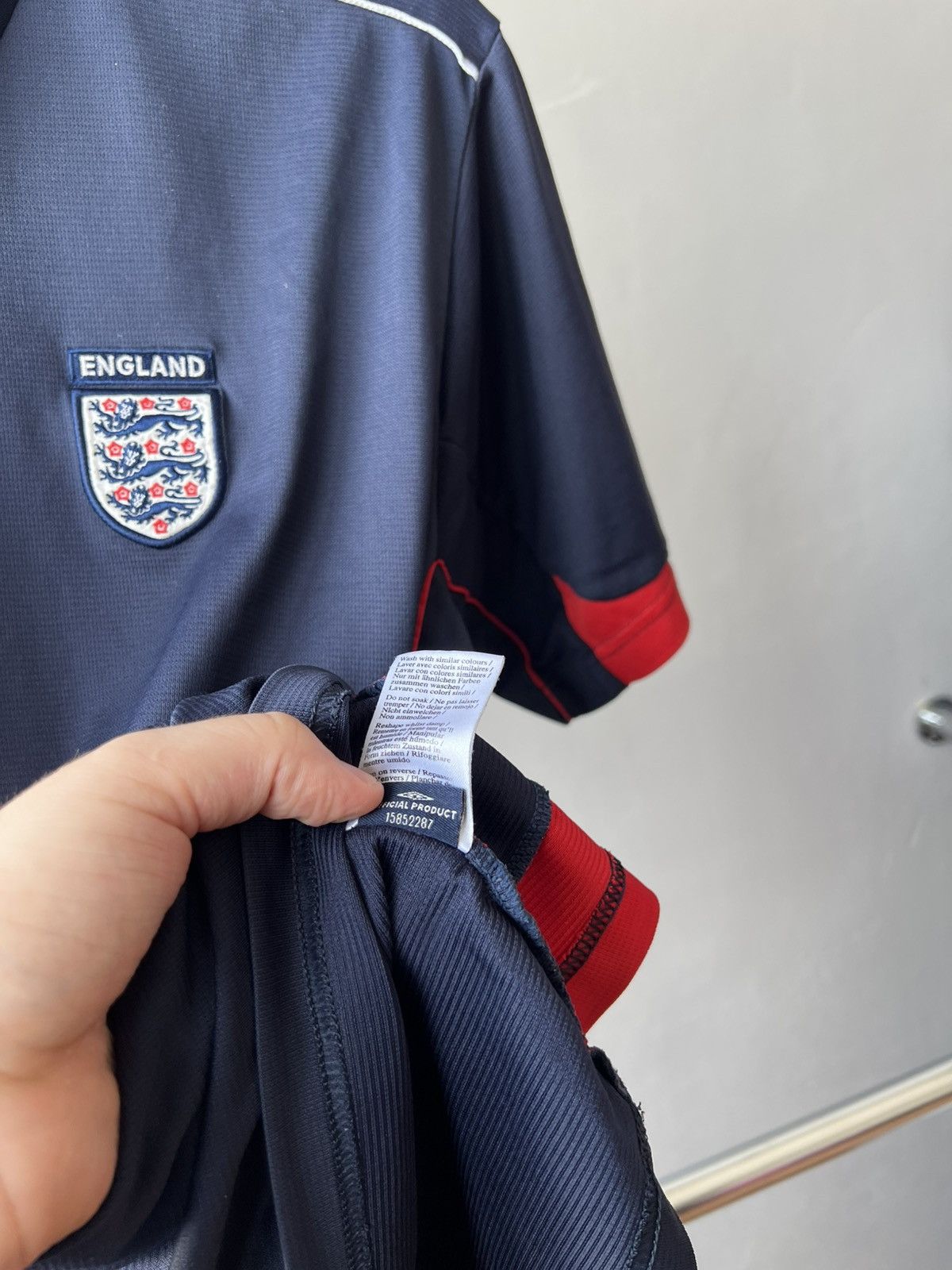 Umbro 2006/07 ENGLAND TEAM TRAINING SOCCER JERSEY FOOTBALL SHIRT M Size US M / EU 48-50 / 2 - 11 Thumbnail