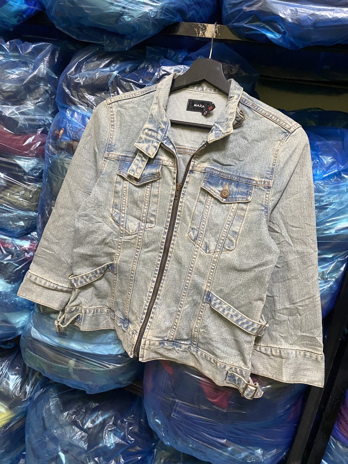 Vintage Vintage Y2K MAXA Light Wash Denim Jacket Adjustable Buckles Size M / US 6-8 / IT 42-44 - 4 Thumbnail