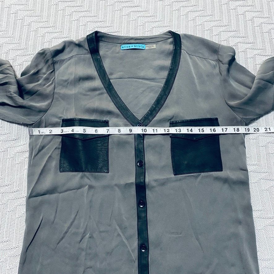 Alice + Olivia Alice + Olivia gray sheer button down Size XS / US 0-2 / IT 36-38 - 4 Thumbnail