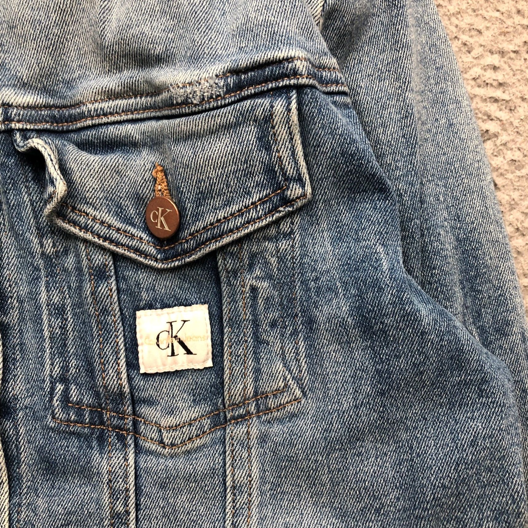 Calvin Klein Calvin Klein Light Wash Trucker Denim Jean Jacket Womens Small Button Logo Blue Jacket Logo Pockets Size 28" / US 6 / IT 42 - 6 Thumbnail