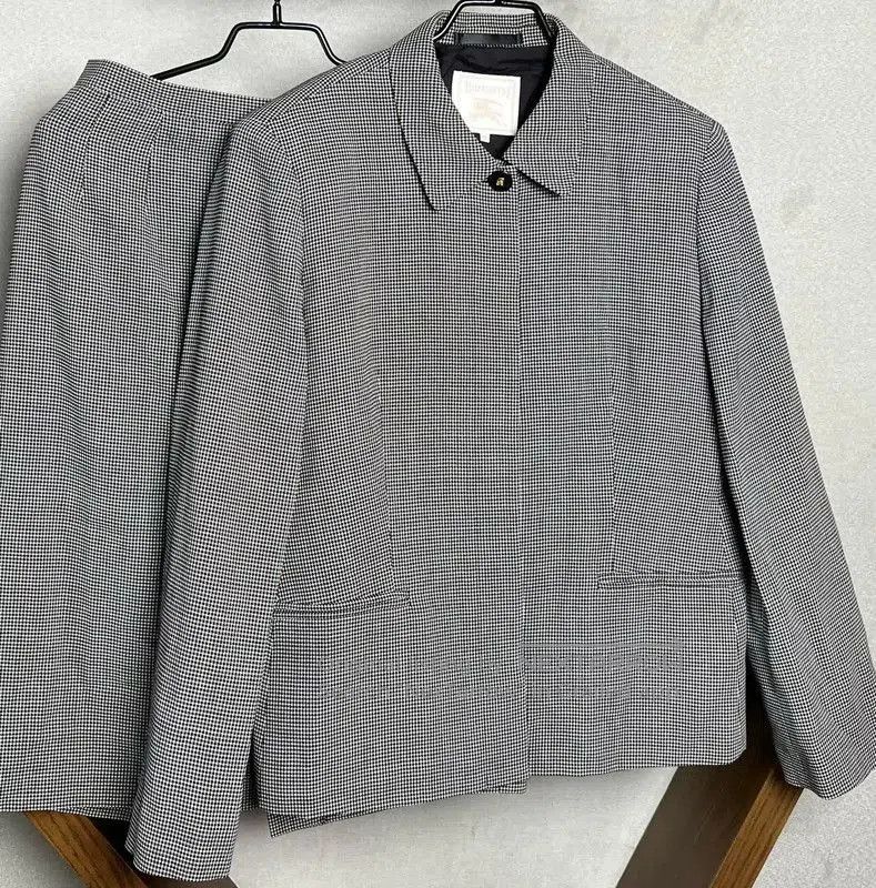 Burberry Burberry Color-block Wool Women's Cardigan. Size XXS / US 00 / IT 34 - 6 Thumbnail