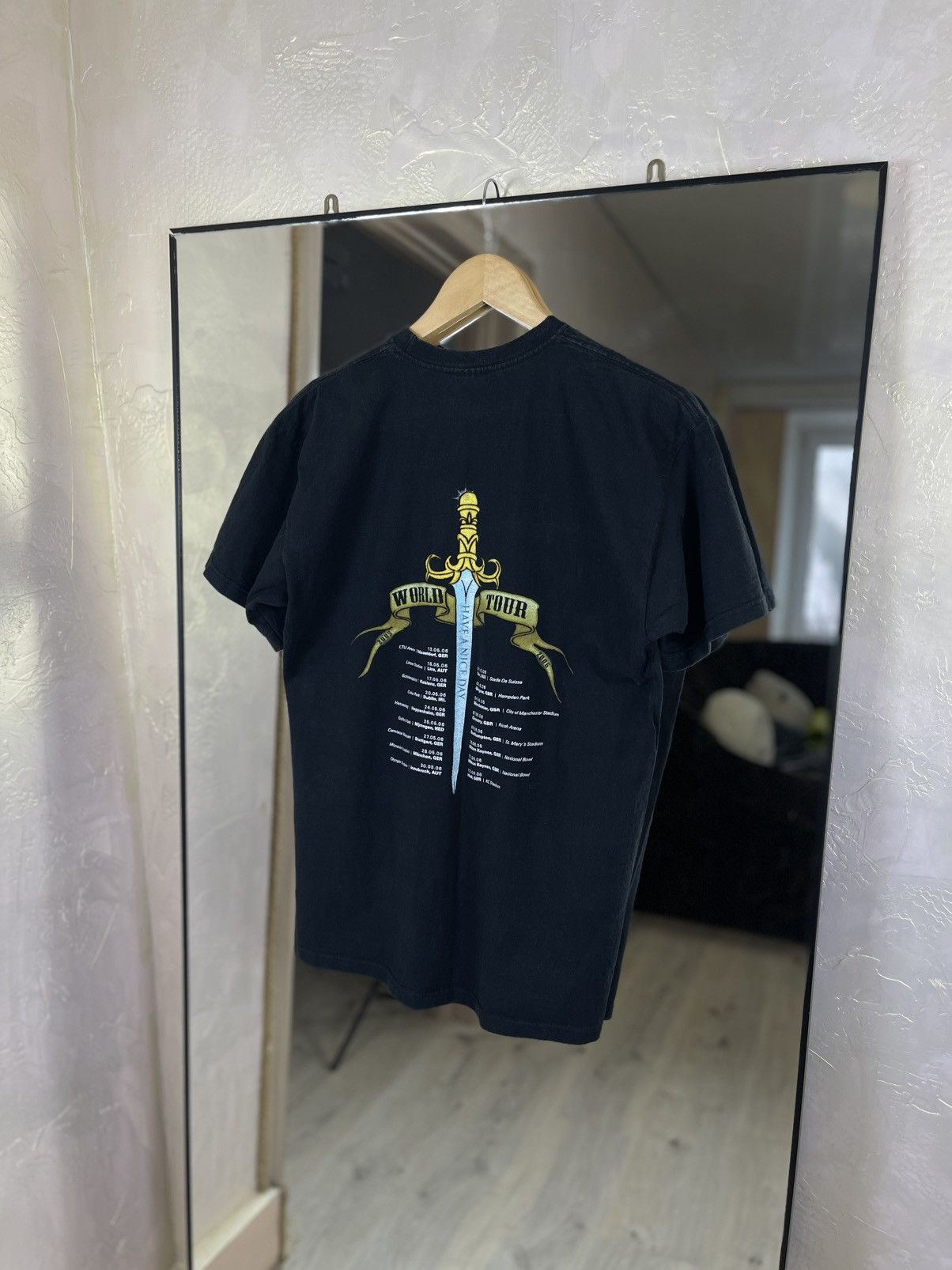 Fruit Of The Loom Vintage Bon Jovi 2005 Tour Tee • Iconic Smiler Graphic Size US M / EU 48-50 / 2 - 7 Thumbnail