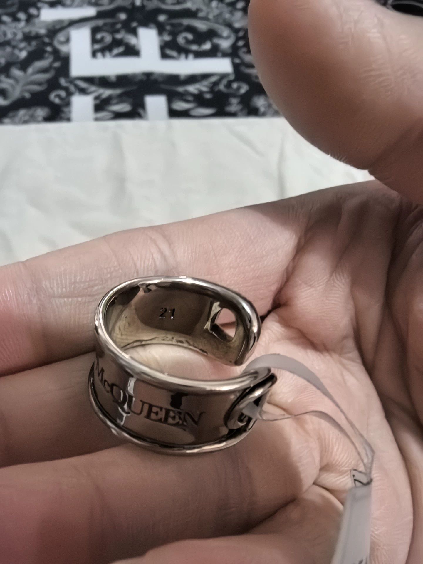 Alexander McQueen Alexander McQueen silver-tone safety pin ring with slogan Size ONE SIZE - 2 Thumbnail