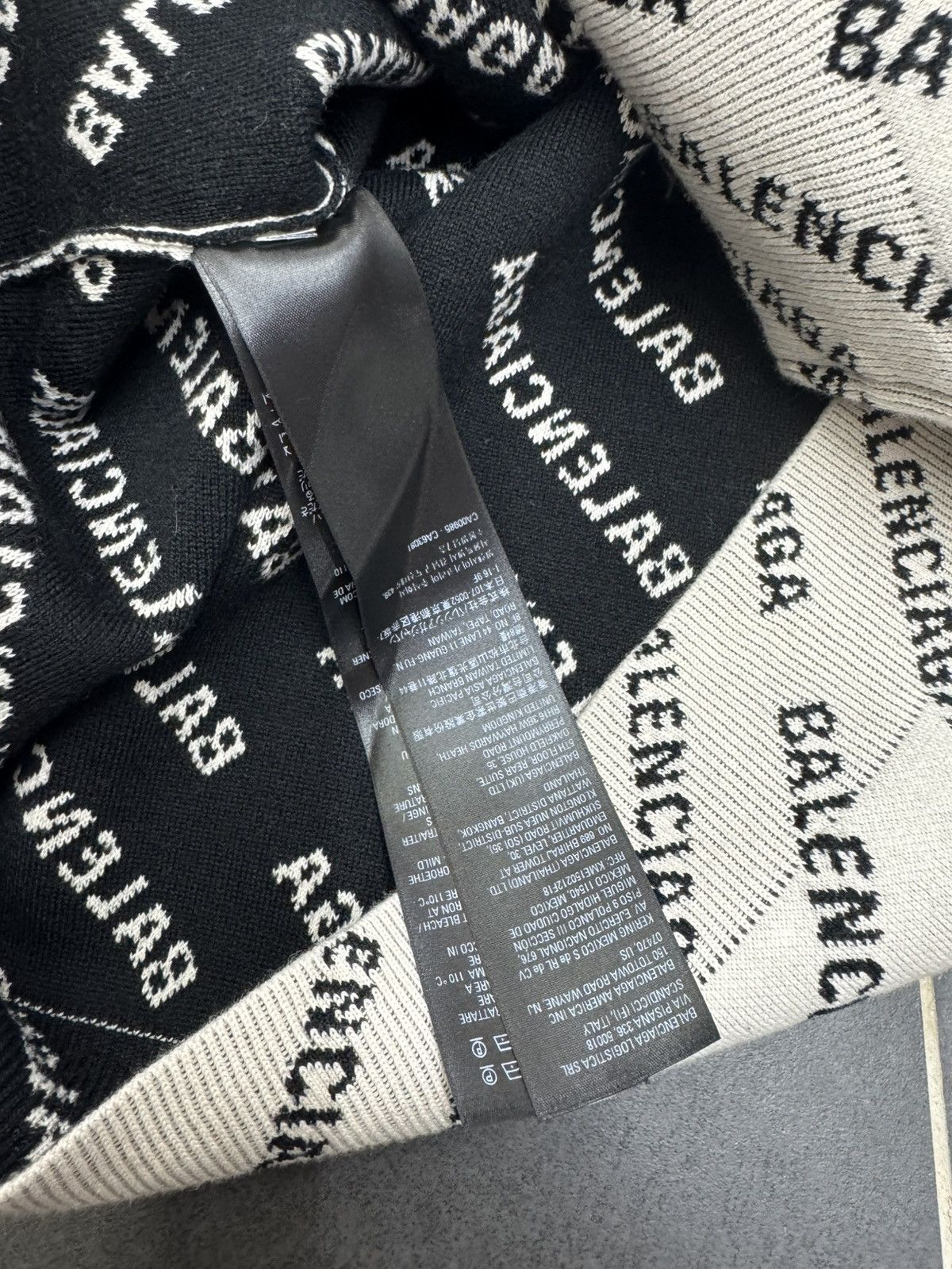 Balenciaga Belenciaga all over pull over crewneck Size US S / EU 44-46 / 1 - 4 Thumbnail