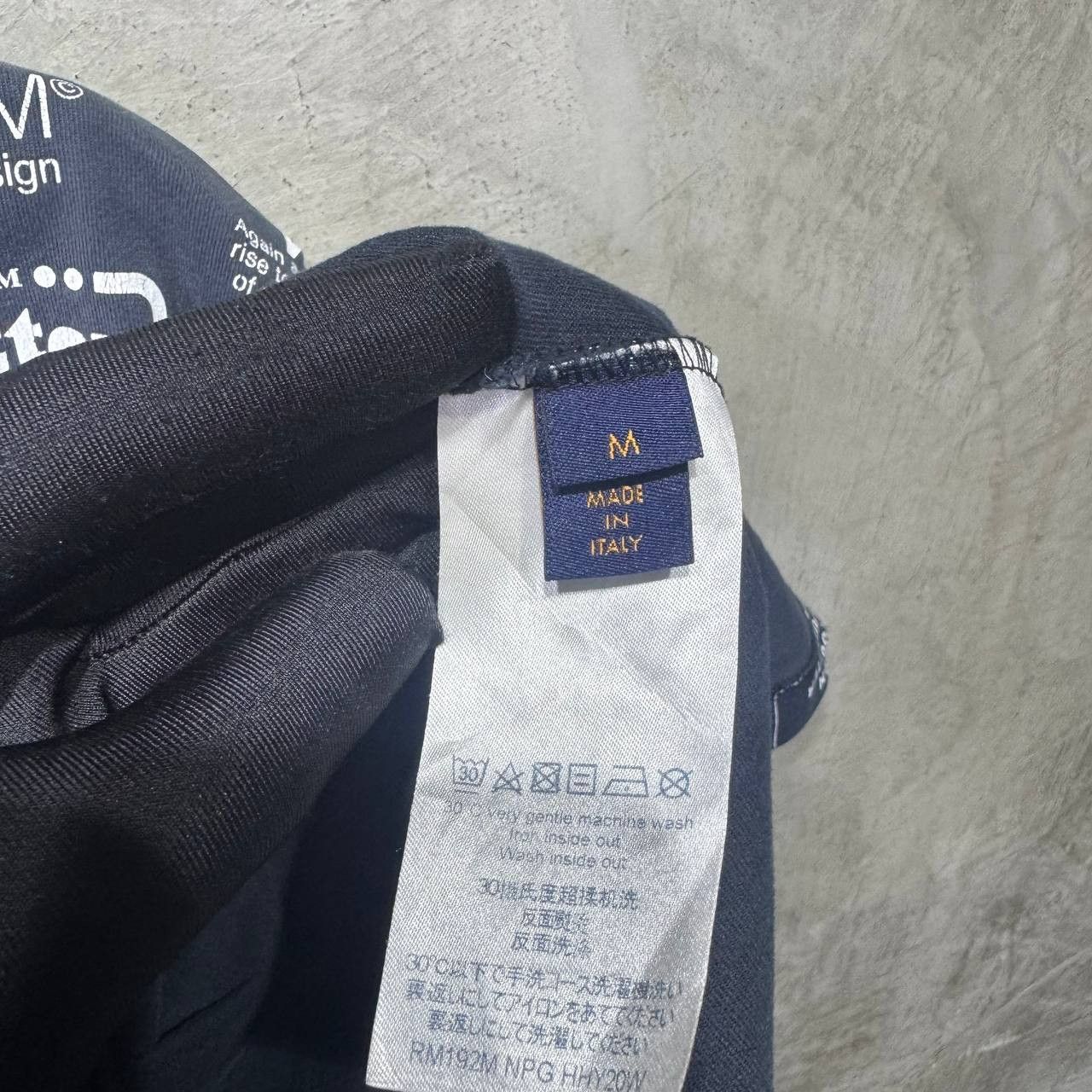 Louis Vuitton Louis Vuitton All Logo over print tee Size US M / EU 48-50 / 2 - 12 Thumbnail