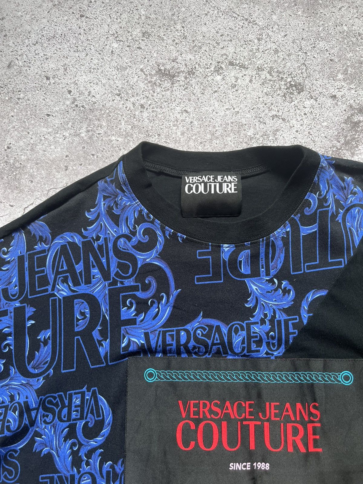 Designer × Versace Jeans Couture Versace Jeans Couture T-shirt Mit Barock Print Size US M / EU 48-50 / 2 - 9 Thumbnail