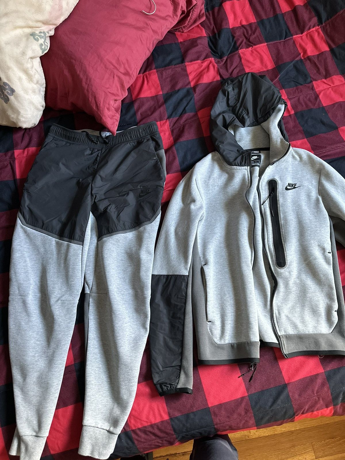 image of Nike Techfleece in Grey, Men's (Size 30)