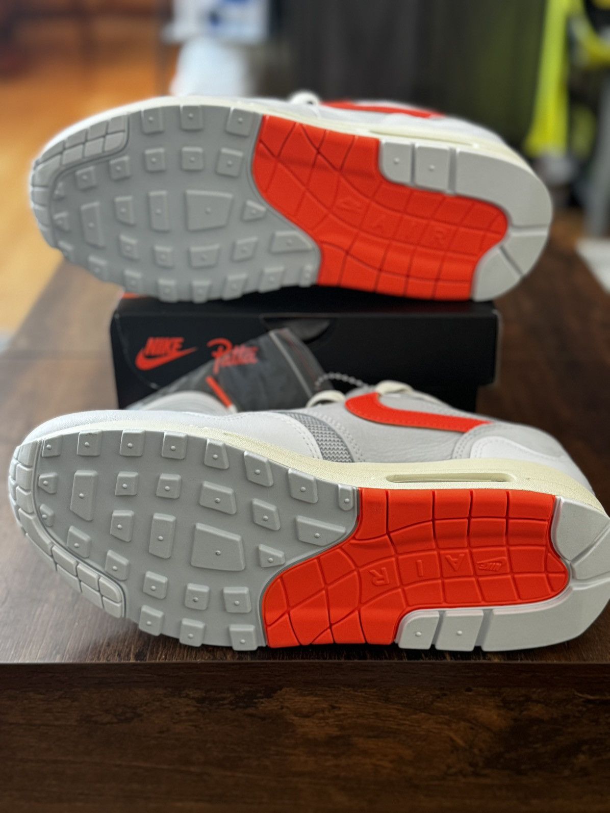 Nike × Patta Patta X Nike Air Max 1/P White/ Hyper Crimson-Pure Platinum Size US 8 / EU 41 - 8 Thumbnail