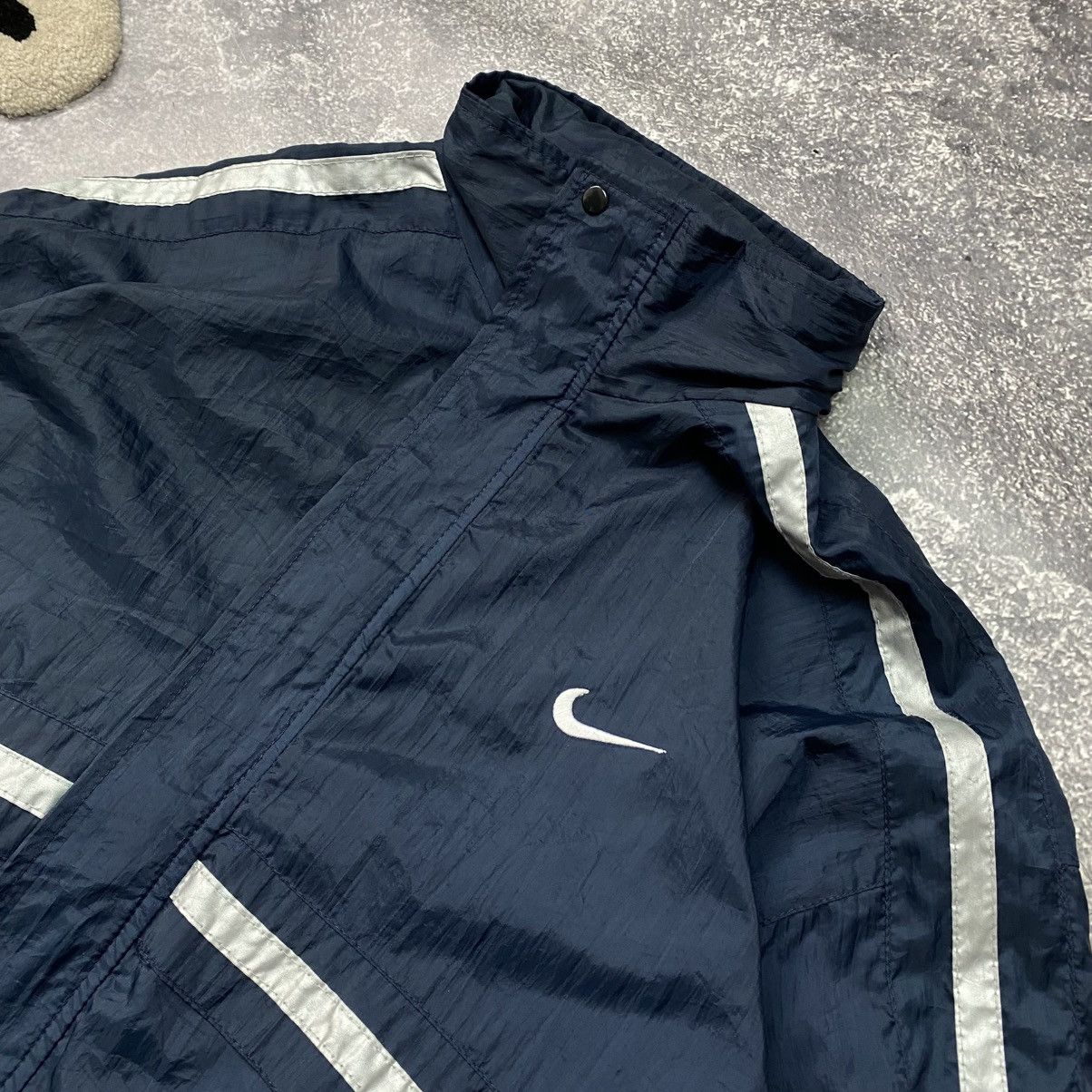 Vintage Vintage Nike Small logo Tracked Nylon 90’s light jacket Size US L / EU 52-54 / 3 - 3 Thumbnail