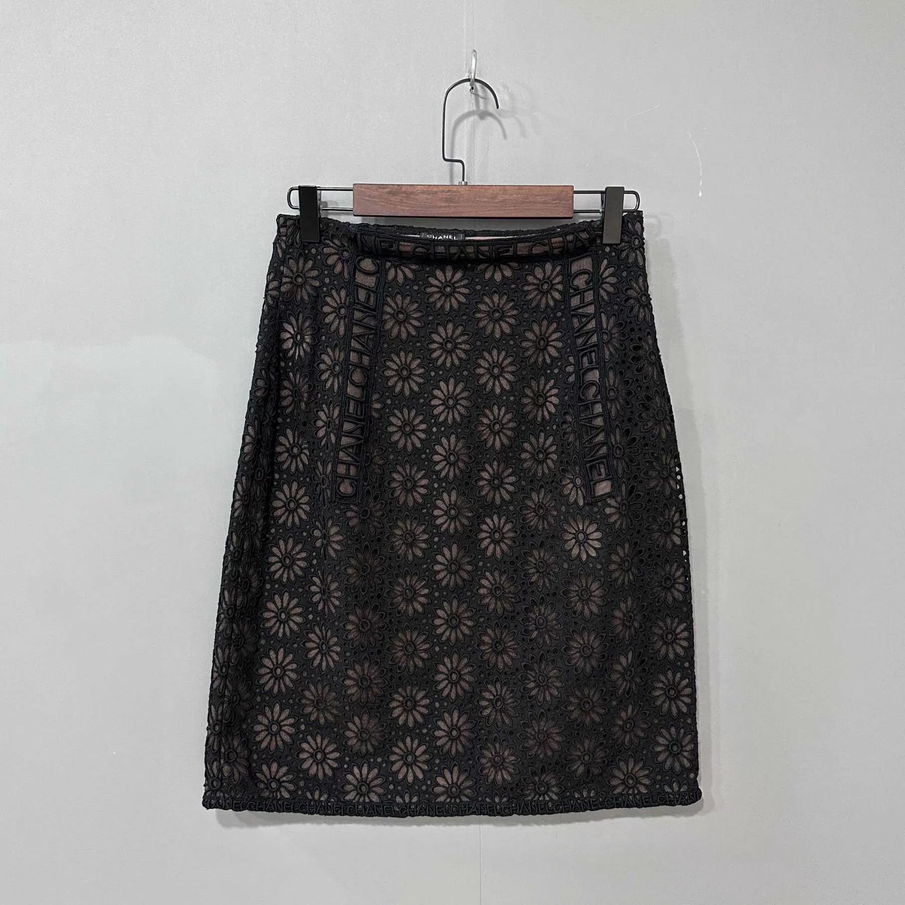 Chanel Chanel 21S Spring/Summer Black Daisy Lace Cutout Mini Skirt Size 27" / US 4 / IT 40 - 2 Thumbnail