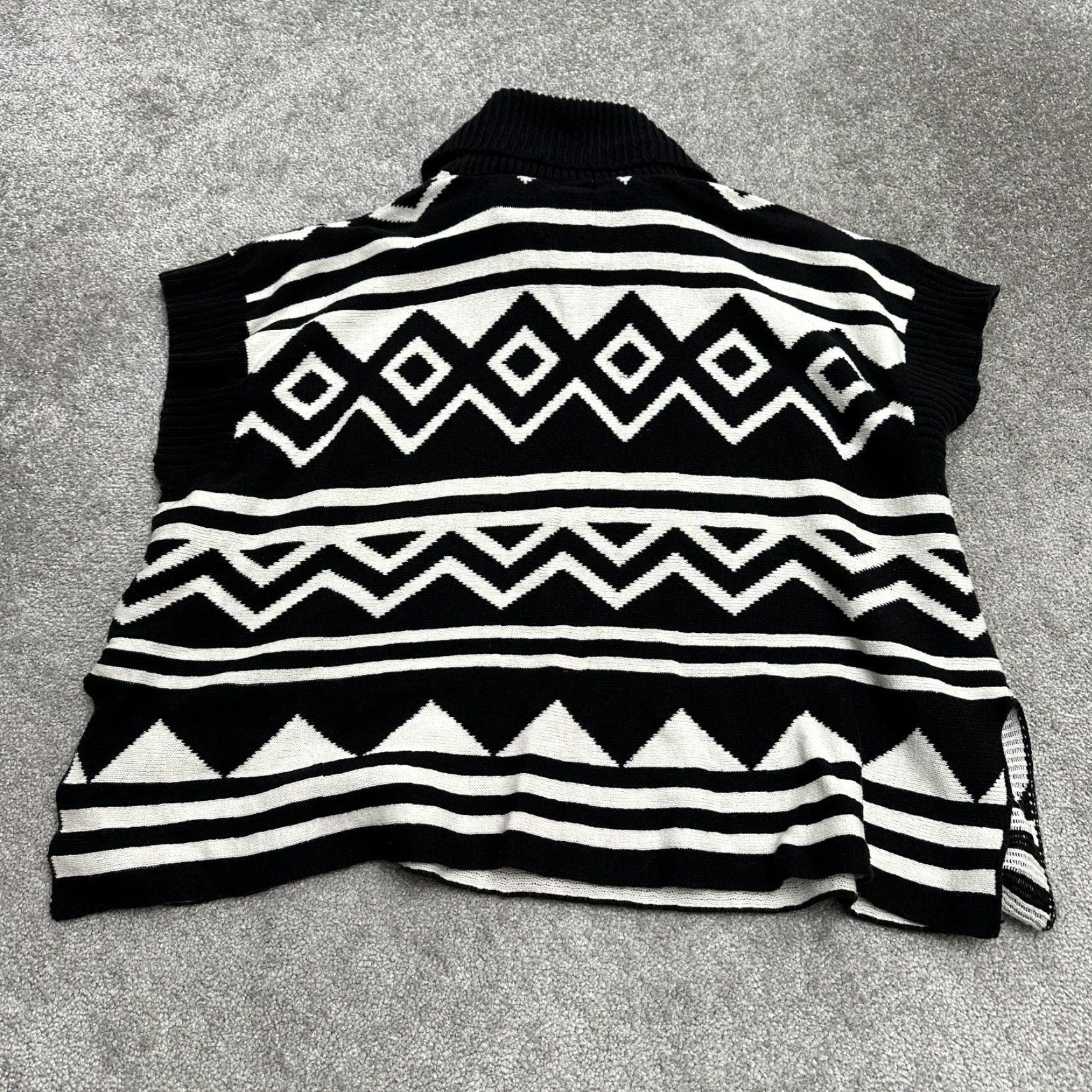 Old Navy Old Navy Sweater Shirt Poncho Sleeveless Cowl Neck Geometric Black White Women M-L Adult Regular Geometric Pattern 90s? (No, avoid adding decade) Size M / US 6-8 / IT 42-44 - 2 Thumbnail