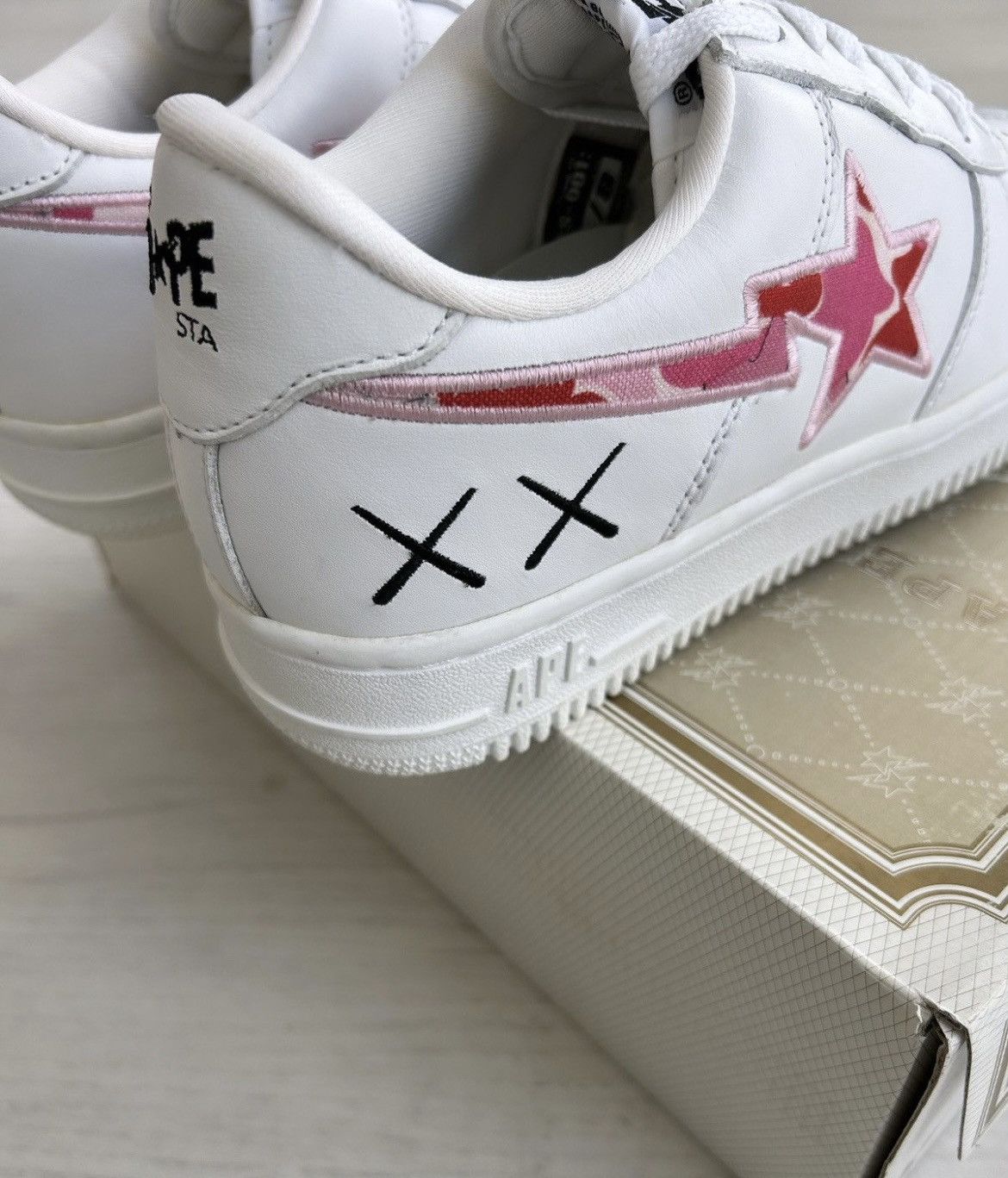 Bape × Kaws VERY RARE OG 2005 A BATHING APE X KAWS PINK CAMO BAPESTA Size US 8 / EU 41 - 4 Thumbnail