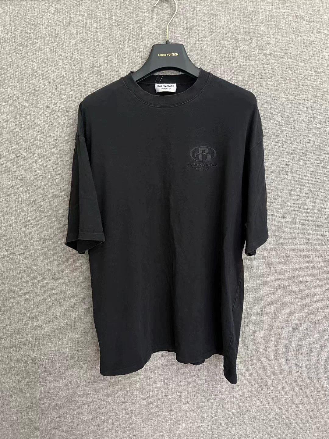 Balenciaga Balenciaga Short Sleeve Embossed T-Shirt Size US S / EU 44-46 / 1 - 1 Thumbnail