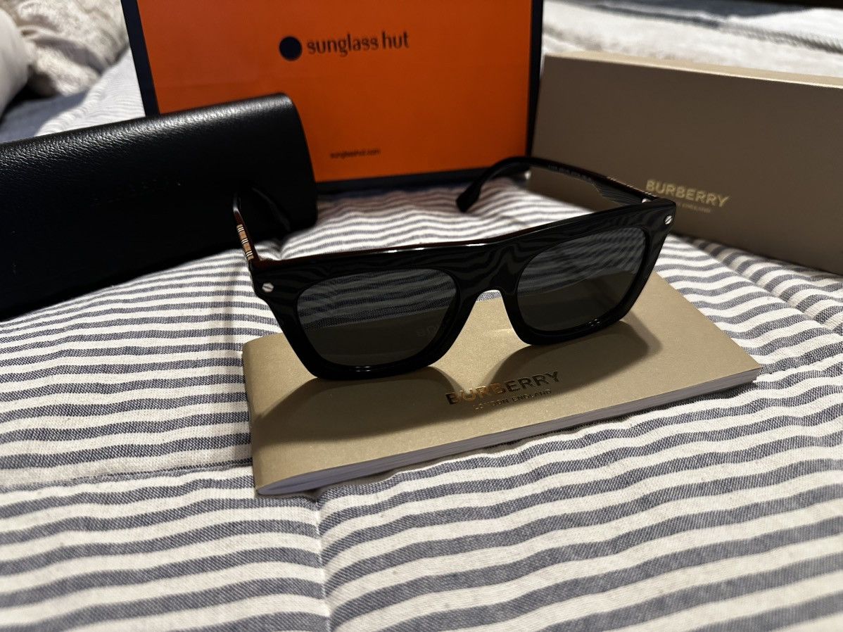 Burberry Burberry Sunglasses Camron BE4318 Size ONE SIZE - 1 Thumbnail