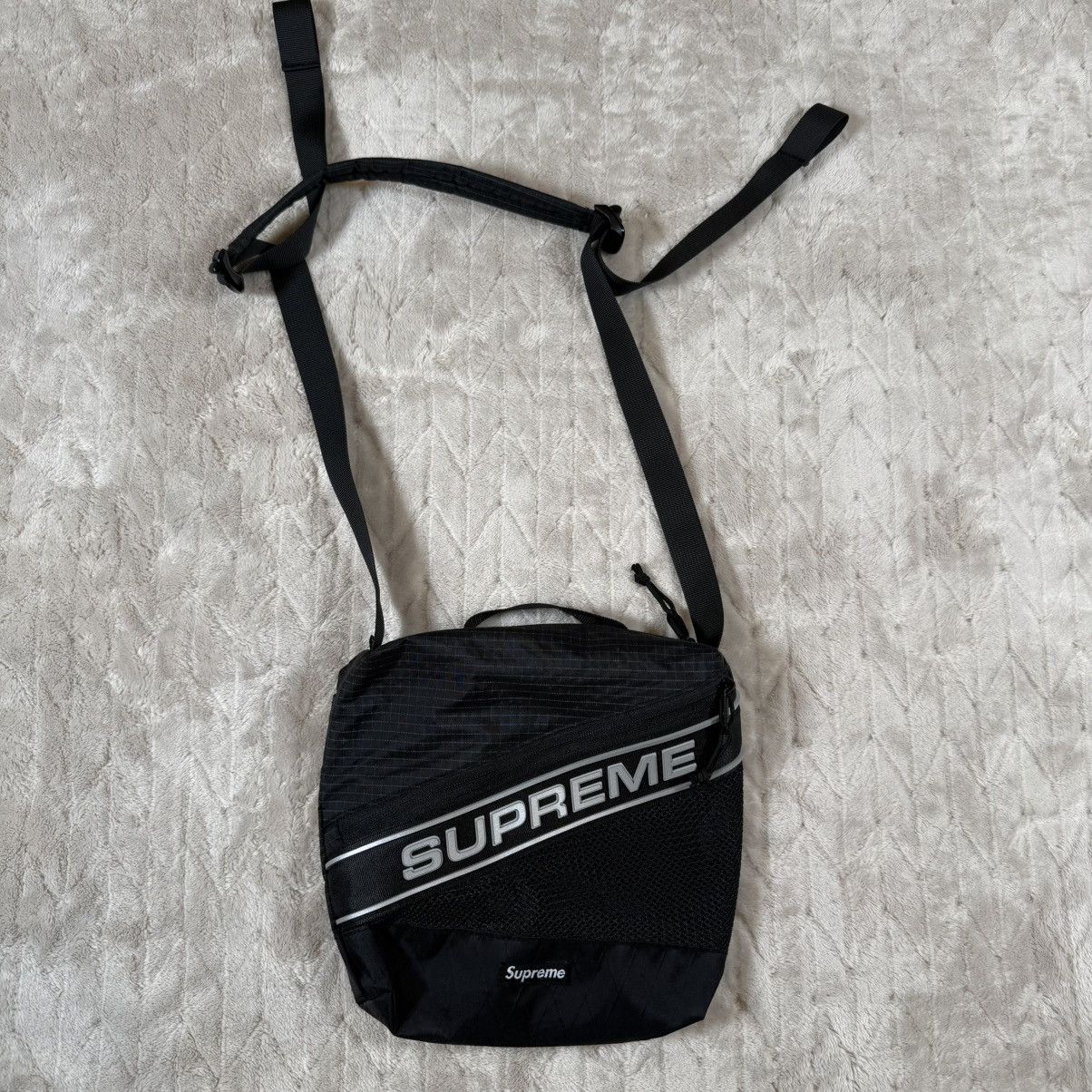 Supreme Supreme Logo Shoulder Bag Black (FW23) US 4L Water Resistant Size ONE SIZE - 1 Thumbnail