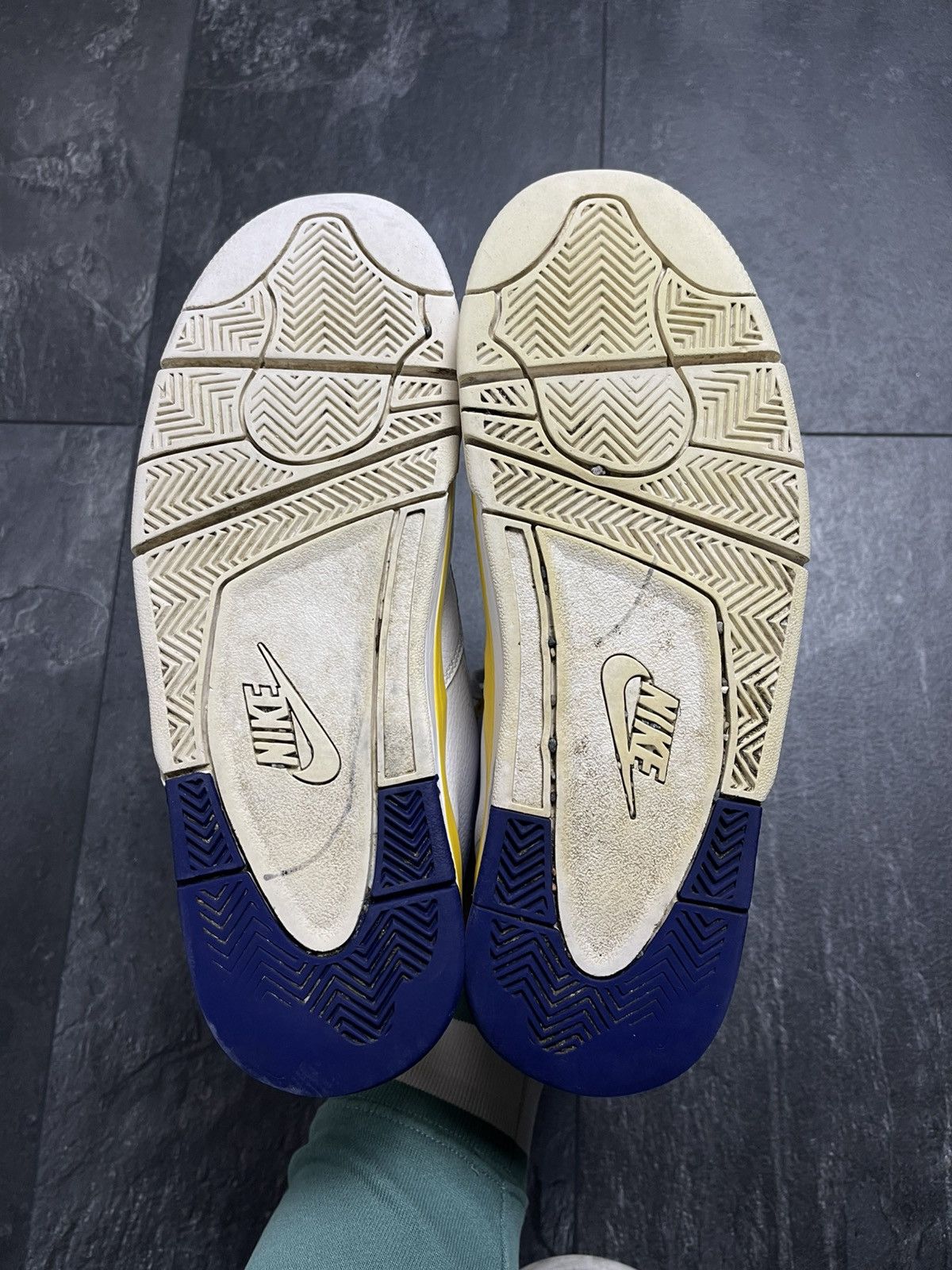 Vintage Nike Flight Legacy Lakers Size US 10 / EU 43 - 13 Thumbnail