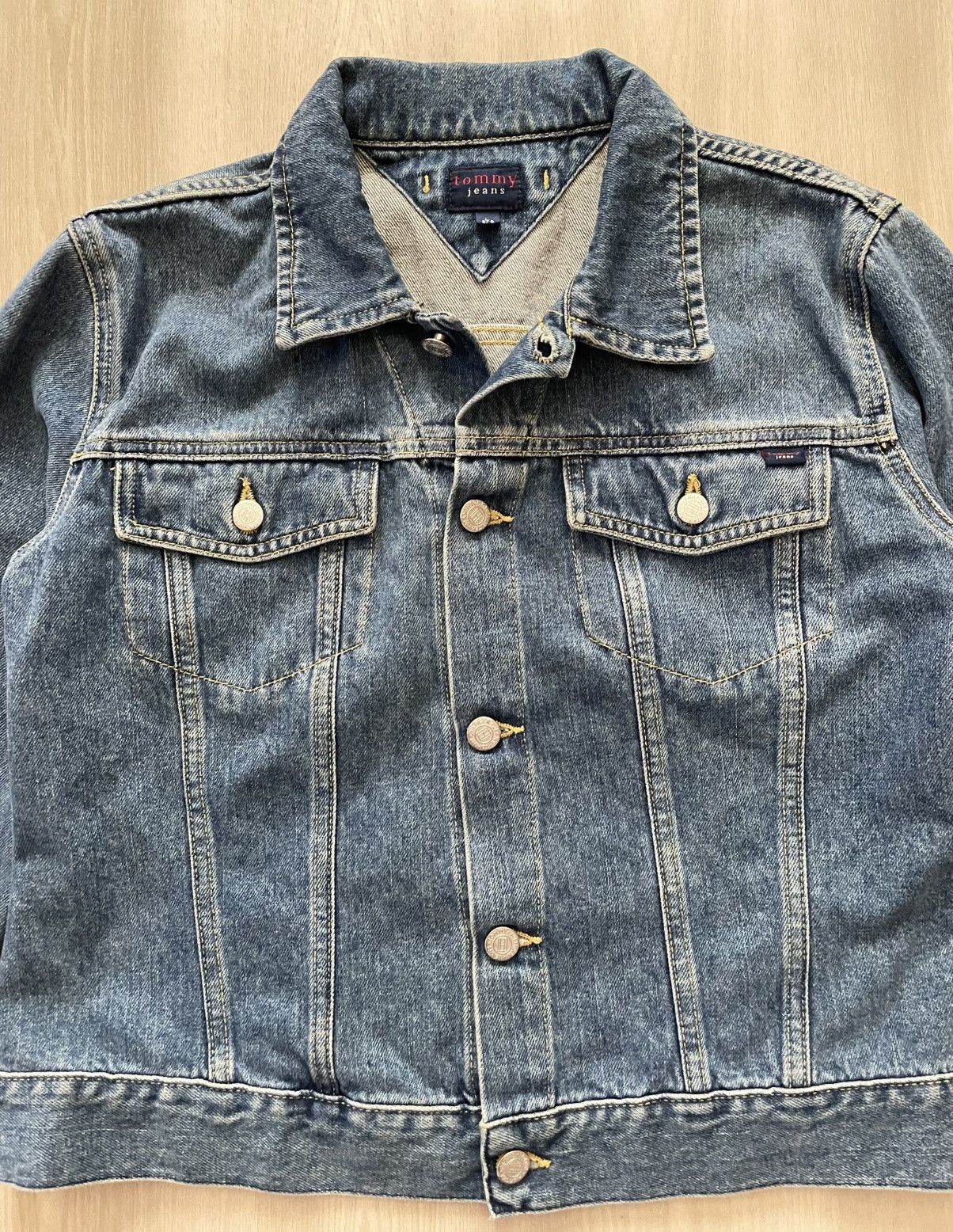 Tommy Hilfiger VTG Y2K Tommy Hilfiger Trucker Denim Jacket Sz L Size L / US 10 / IT 46 - 2 Thumbnail