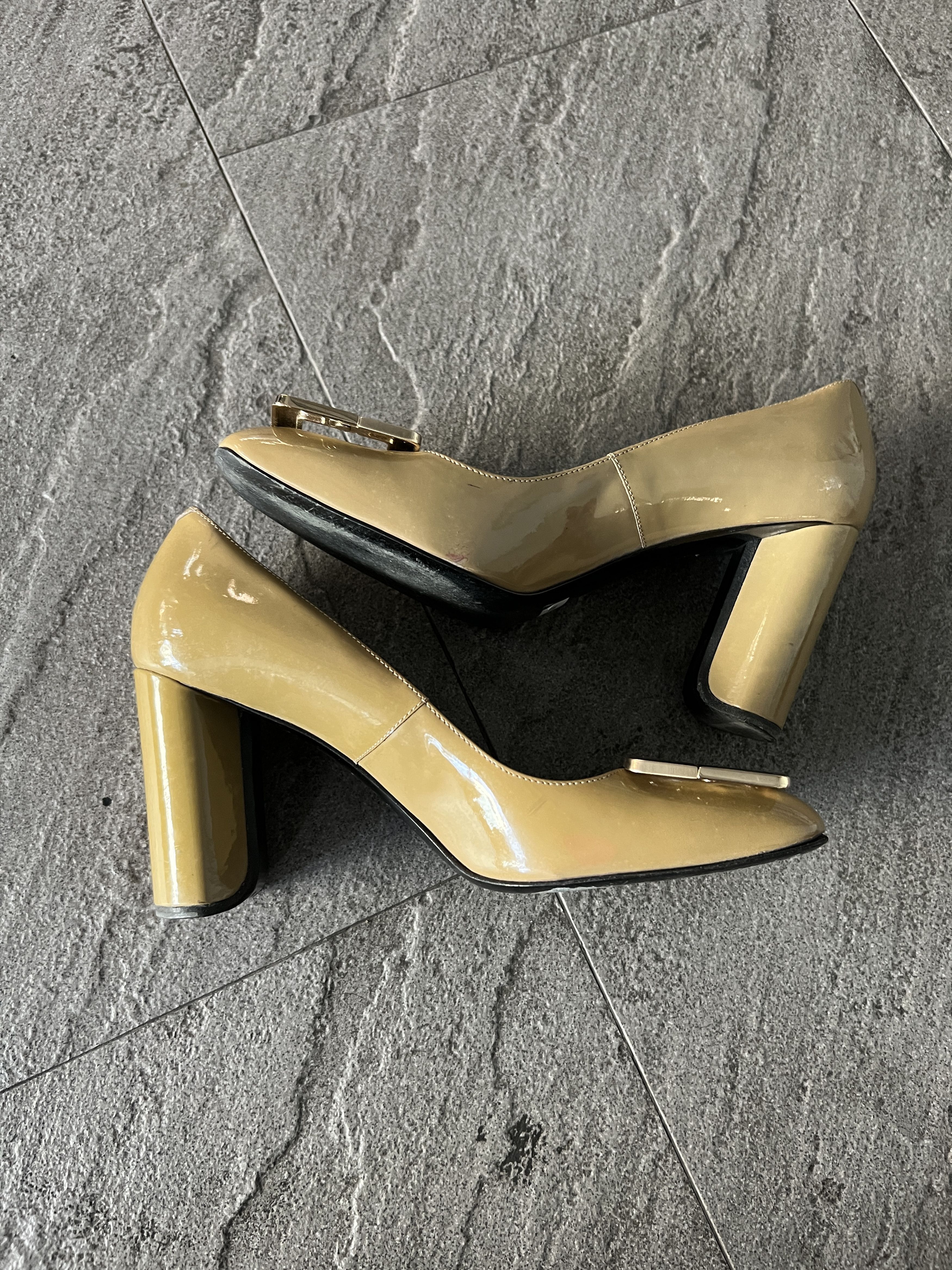 Roger Vivier Roger Vivier Belle Vivier Beige Patent Block Heel 35.5 Size US 5.5 / IT 35.5 - 7 Thumbnail