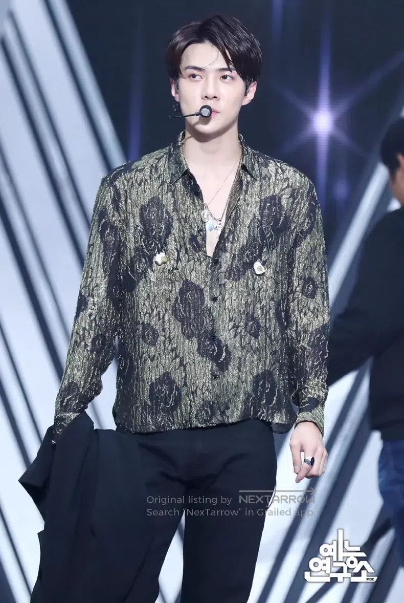 Saint Laurent Paris Saint Laurent Paris Size 39 Black and Gold Rose Metallic T Size US M / EU 48-50 / 2 - 7 Thumbnail