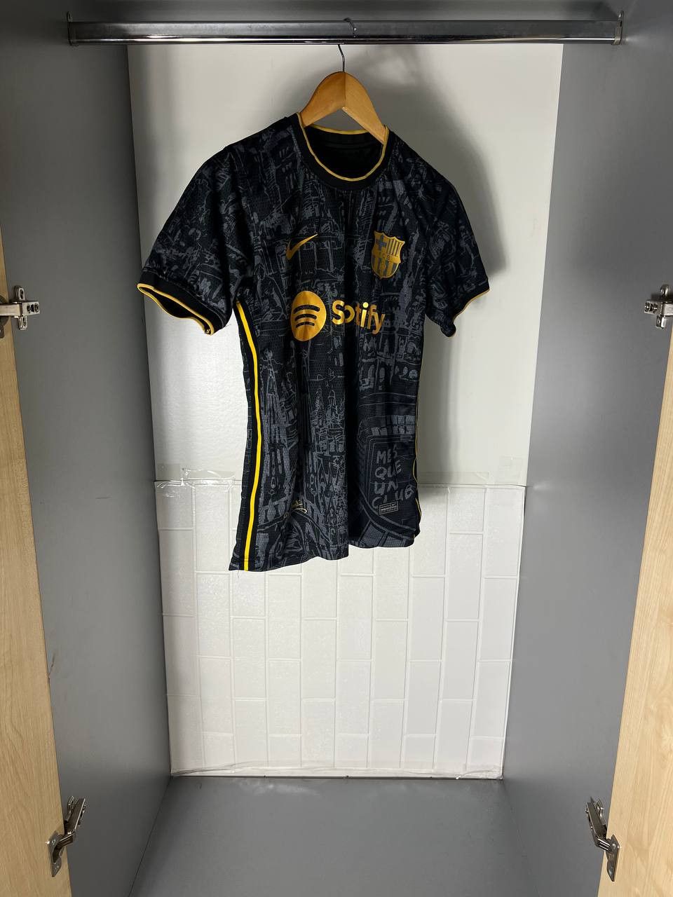 Vintage VERY RARE NIKE FC BARCELONA SPAIN SOCCER JERSEY BLOKE Y2K Size US S / EU 44-46 / 1 - 5 Thumbnail