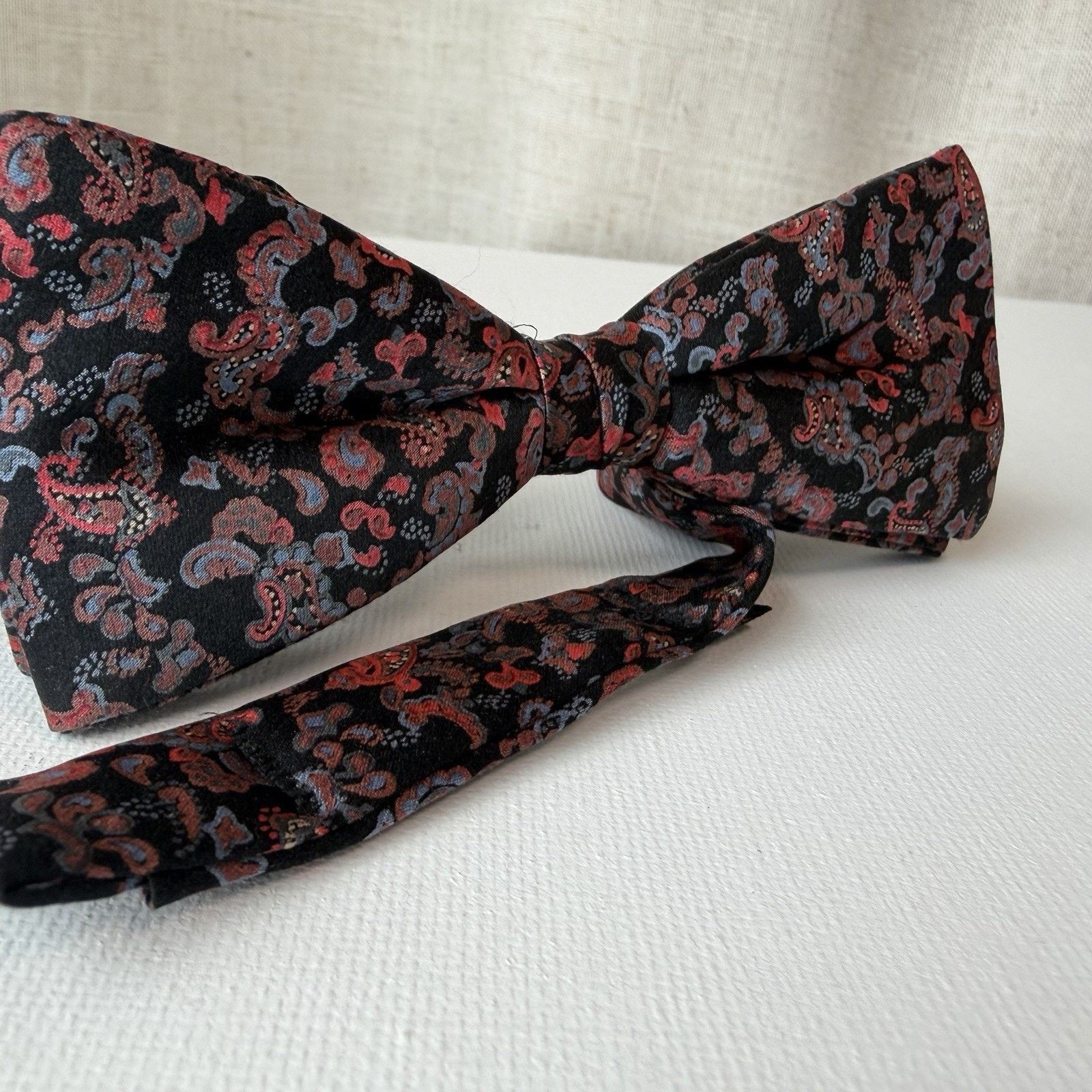 Oscar De La Renta Oscar de la Renta Vintage Silk Bow Tie BlackRed Paisley USA Size ONE SIZE - 1 Thumbnail