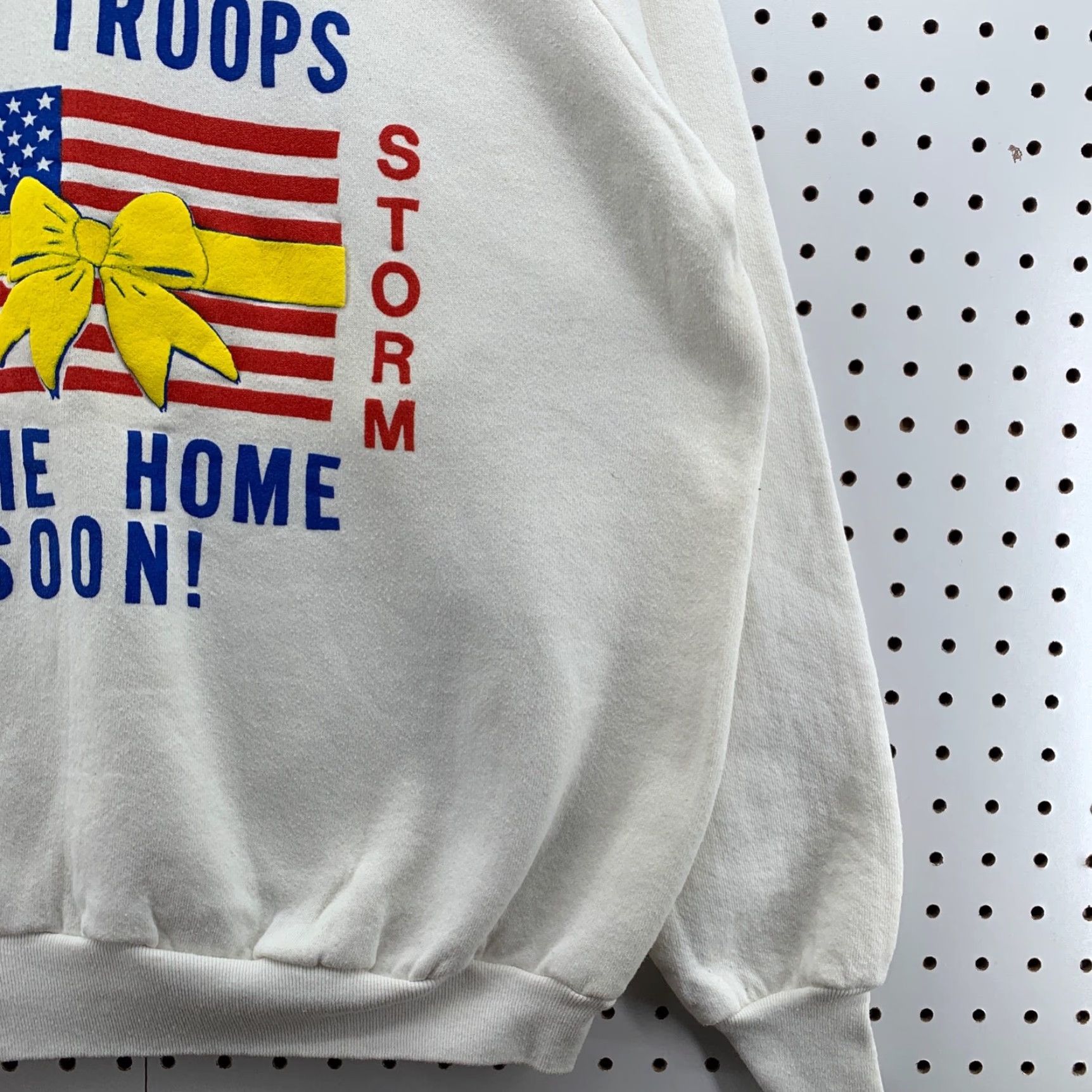 Fruit Of The Loom VINTAGE 1980s Desert Storm Crewneck Sweatshirt Men Large White USA Flag Logo 90s American Army Military Size US L / EU 52-54 / 3 - 2 Thumbnail