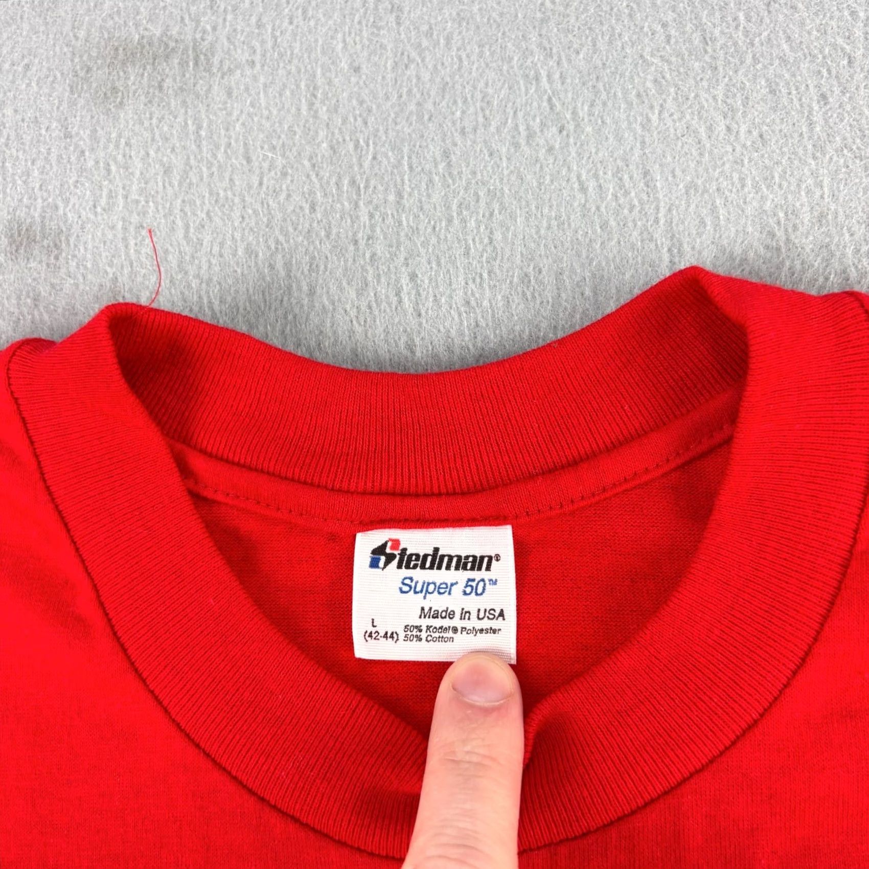 Vintage VINTAGE 90s Stedman Shirt Mens L Red 90s Graphic Print Crew Neck Short Sleeve Cotton Blend Size US L / EU 52-54 / 3 - 4 Thumbnail