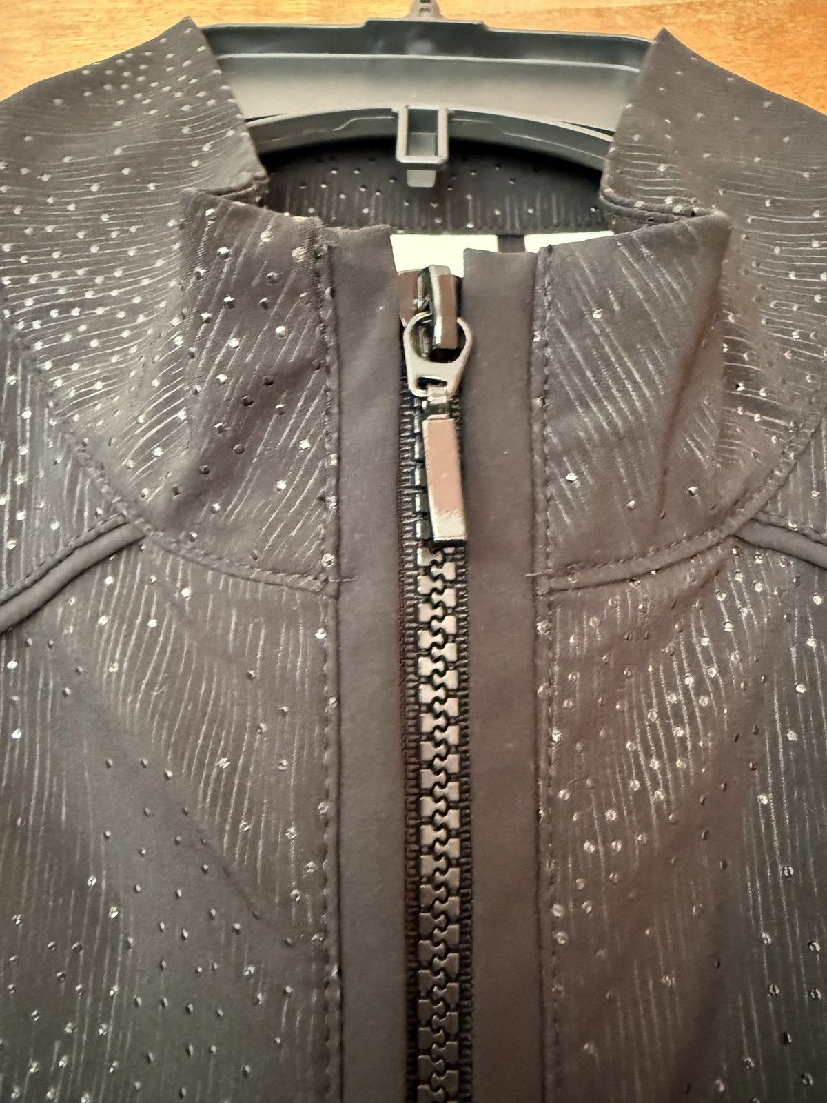 Chicos Zenergy by Chicos Black Sleeveless Zip Metallic Sheen Vest Size M / US 6-8 / IT 42-44 - 5 Thumbnail
