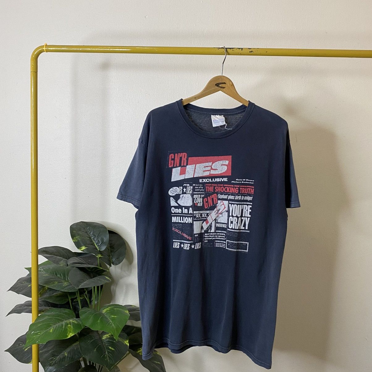 Guns N' Roses Y2K Guns N' Roses "G N' R Lies" Album T-shirt Faded Black Size US L / EU 52-54 / 3 - 1 Thumbnail