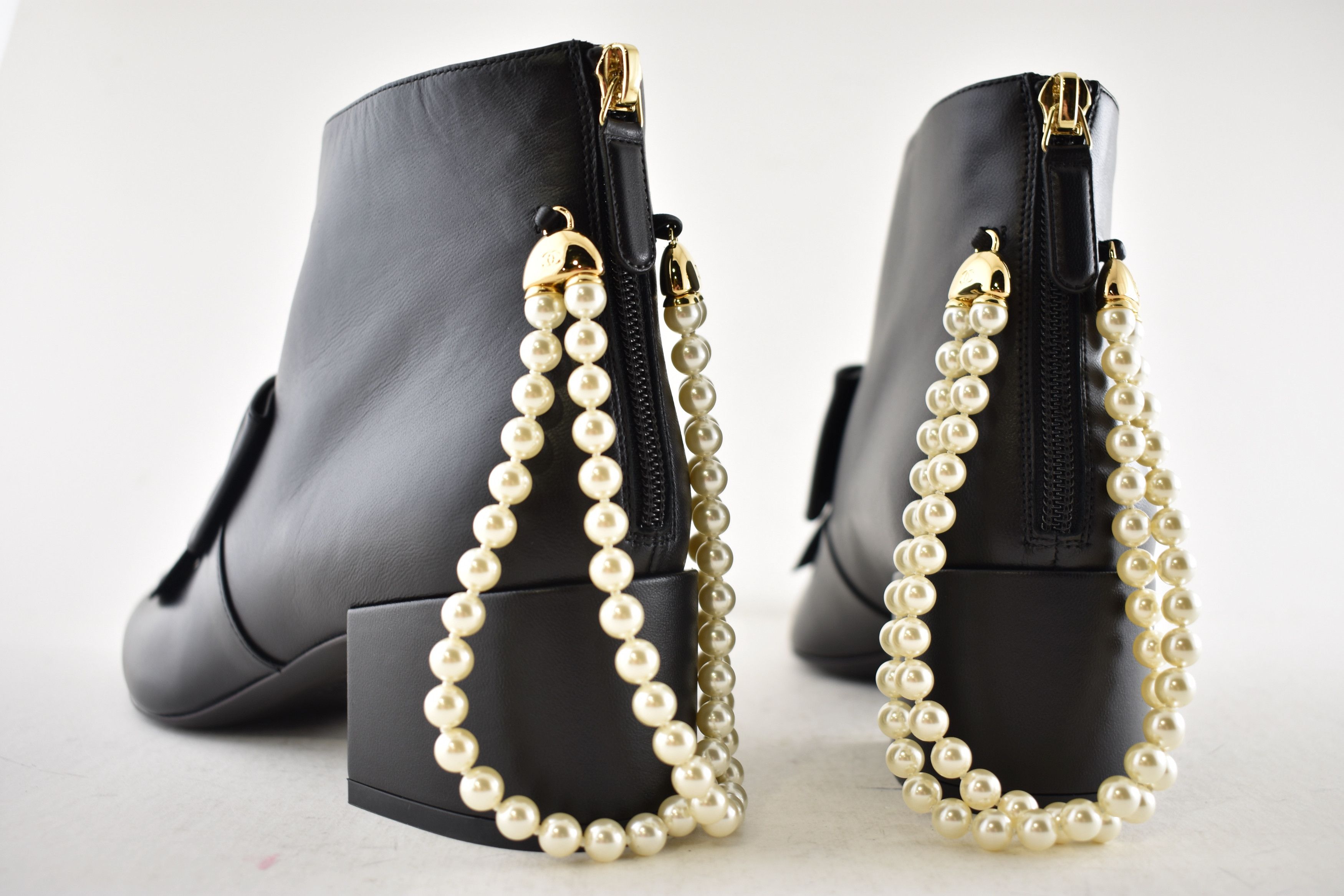 Chanel Chanel 24A Pearl CC Bow Pointed Short Ankle Heel Boots 38 Size US 8 / IT 38 - 21 Thumbnail