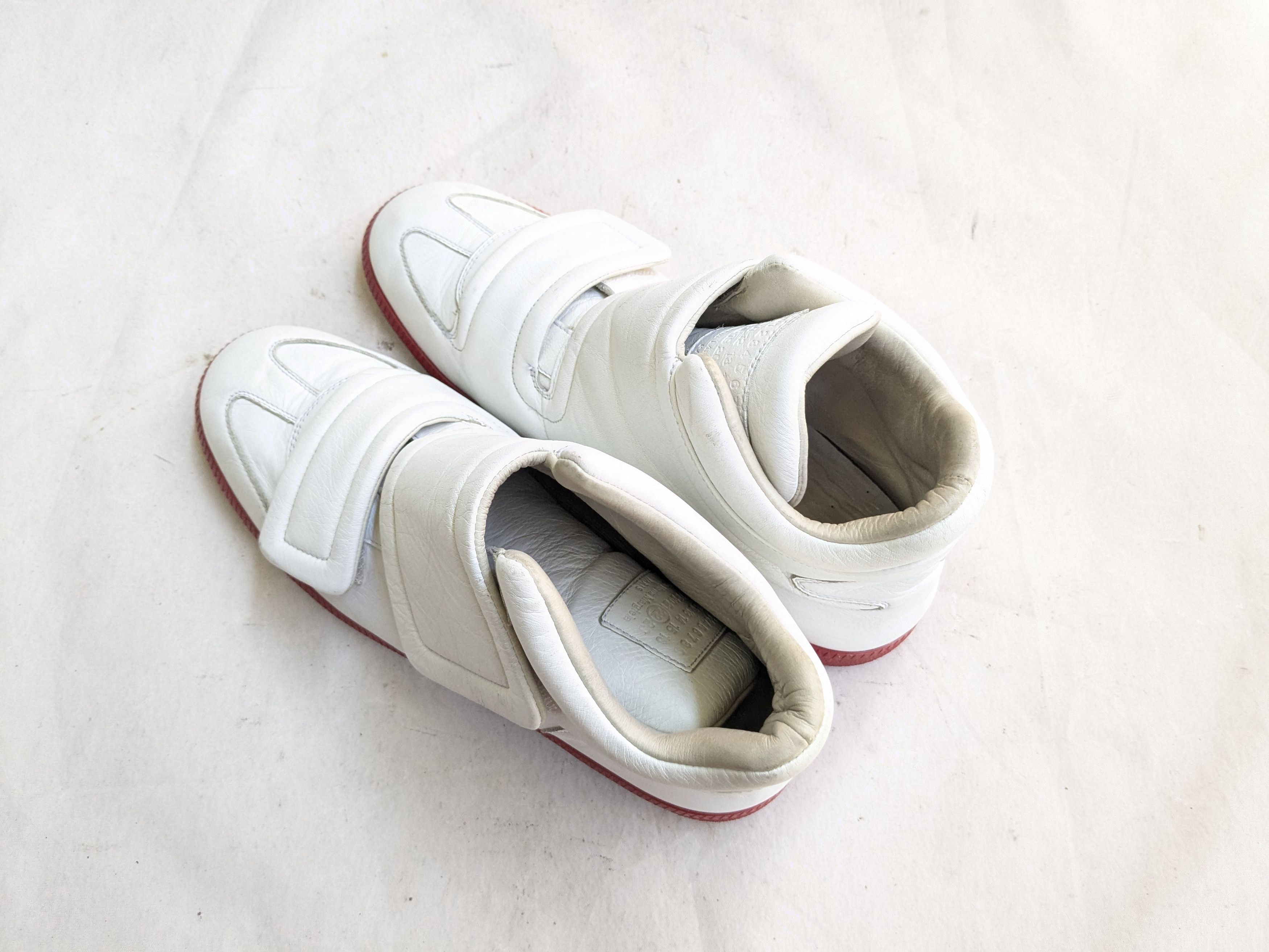 靴 maison margiela clinic hi sneaker Maison Margiela Clinic Two-Strap High-Top Sneaker ($780) ❤ liked