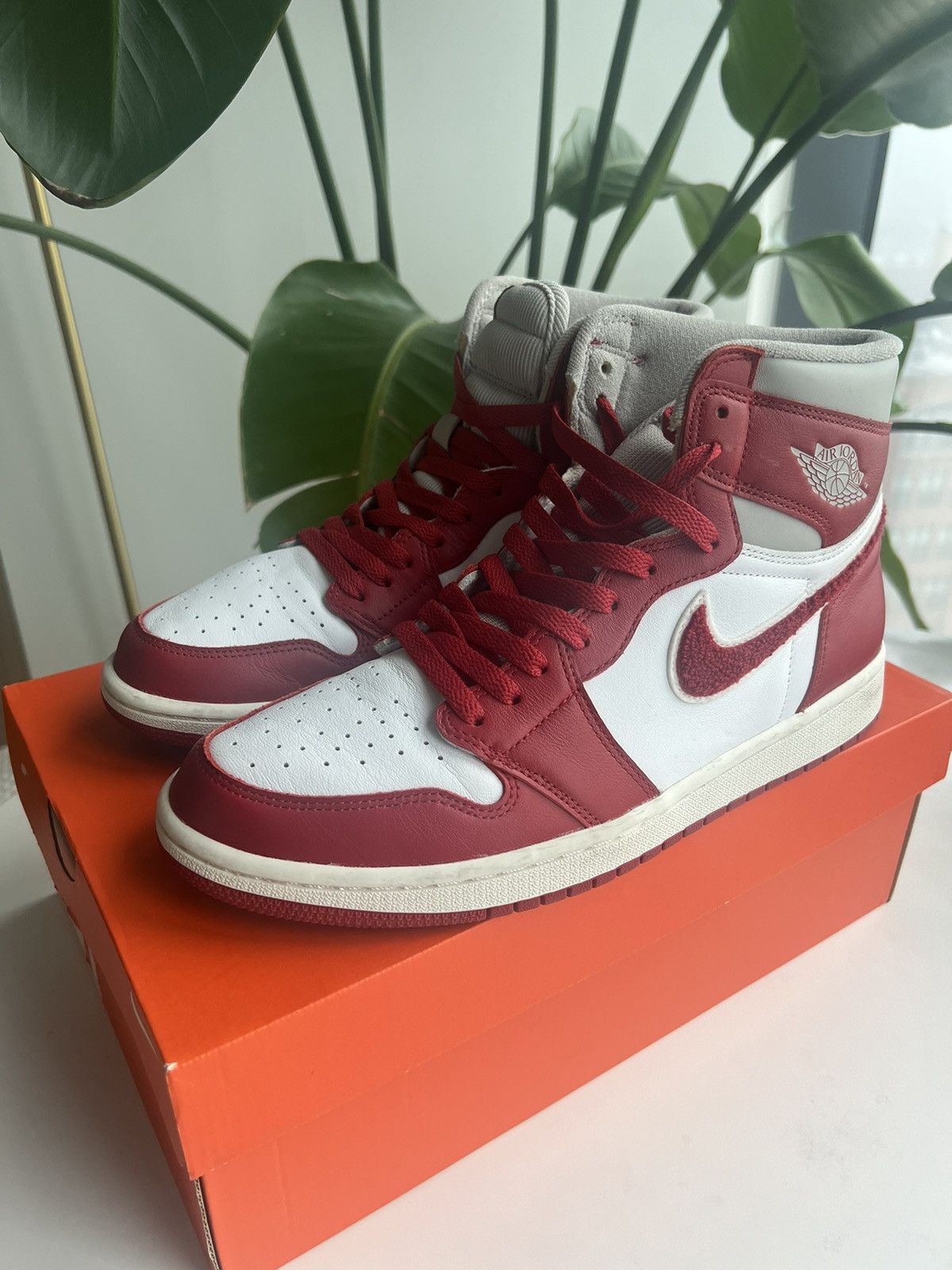 Jordan Brand Jordan 1 Retro High OG, Varsity Red Size US 9.5 / EU 42-43 - 3 Thumbnail