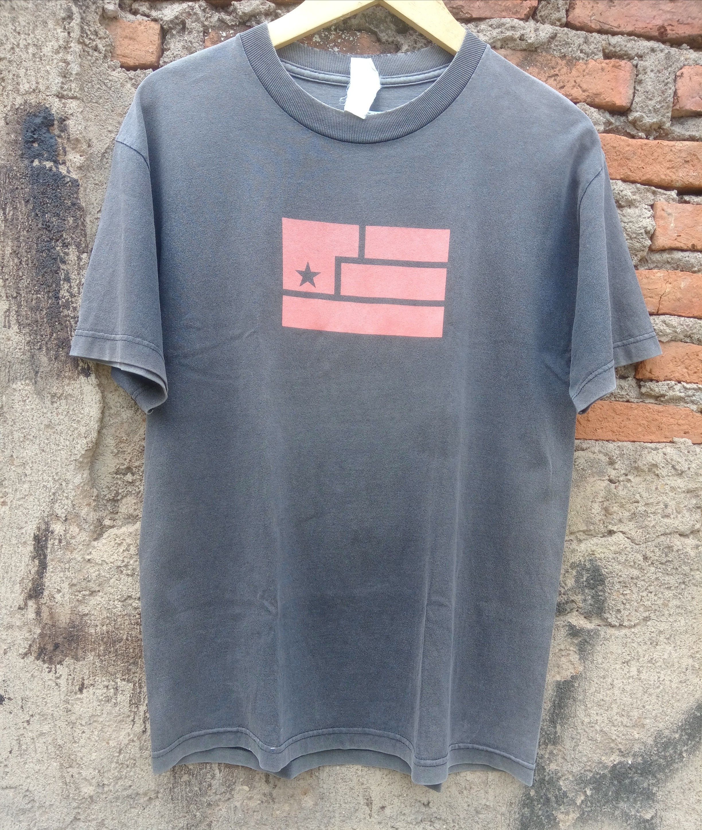 Band Tees Vintage thrashed faded Nine Inch Nails year zero flag promo Size US M / EU 48-50 / 2 - 1 Thumbnail