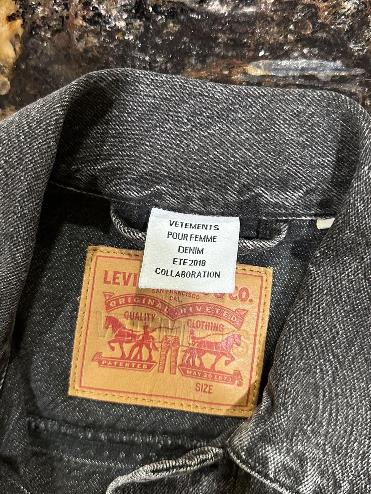 Levi's × Vetements Vetements x Levi’s SS18 Reconstructed Denim Black Jacket Size XS / US 0-2 / IT 36-38 - 15 Thumbnail