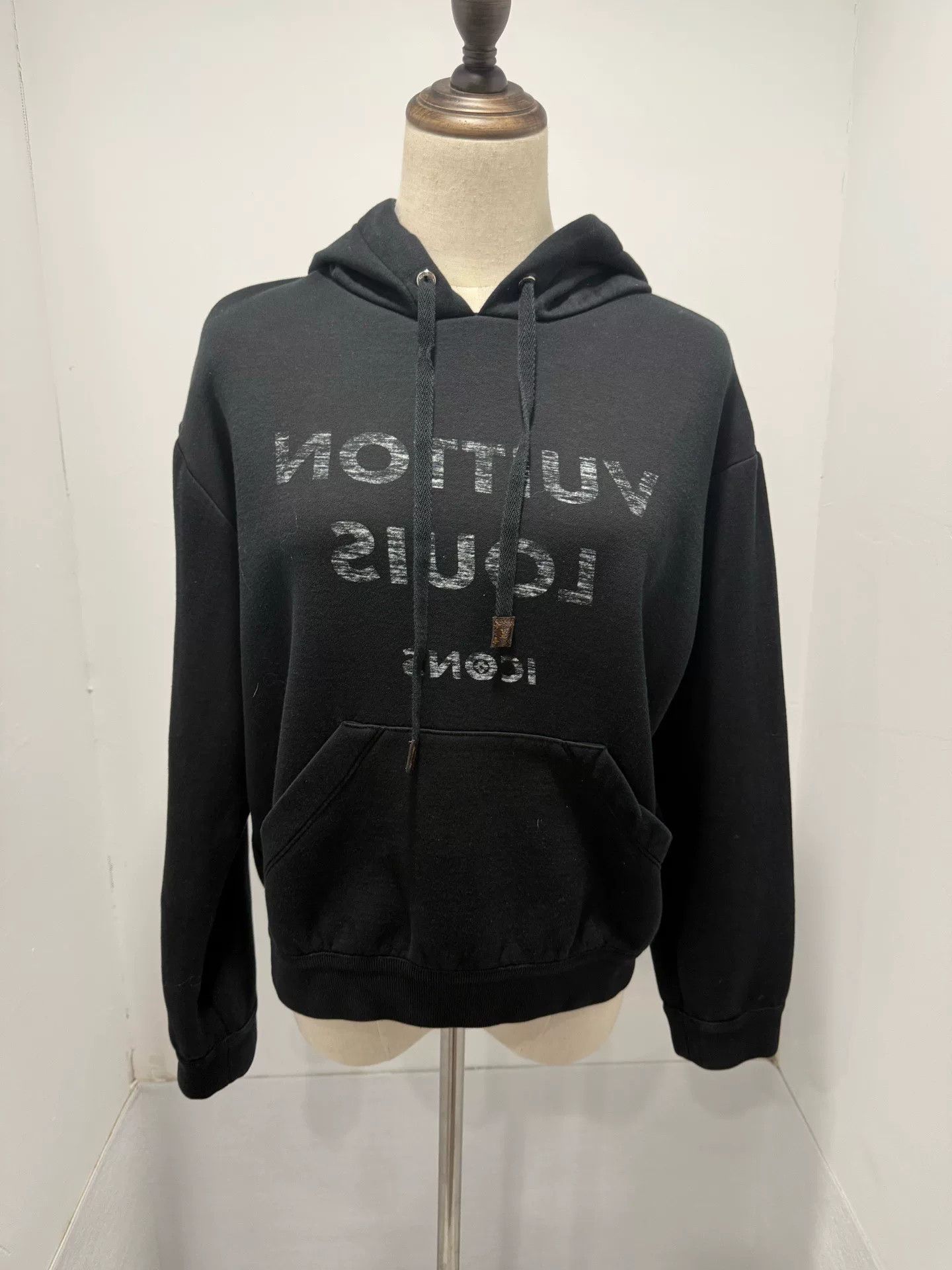 Louis Vuitton louis vuitton black logo hoodie size large Size US L / EU 52-54 / 3 - 1 Thumbnail