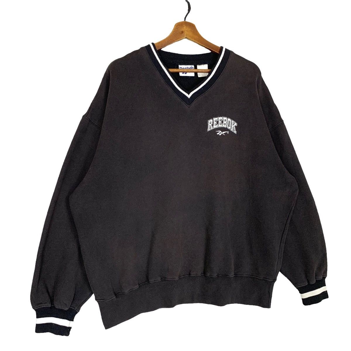 Reebok × Vintage Vintage Reebok Streetwear Small Logo VNeck Sweatshirt Size L Size US L / EU 52-54 / 3 - 3 Thumbnail