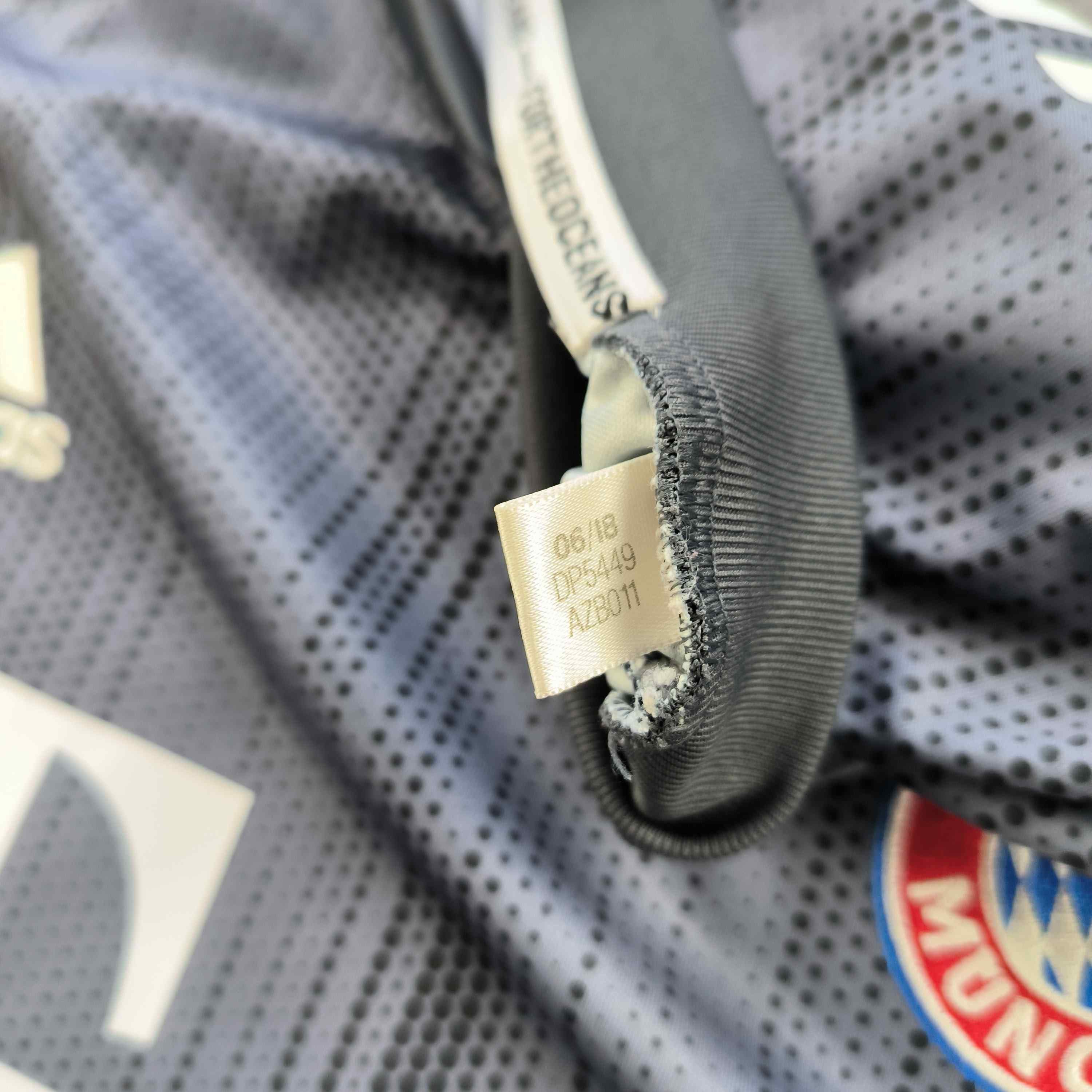 Adidas Bayern Munich 18-19 third UCL Lewandowski football jersey L Size US L / EU 52-54 / 3 - 7 Thumbnail