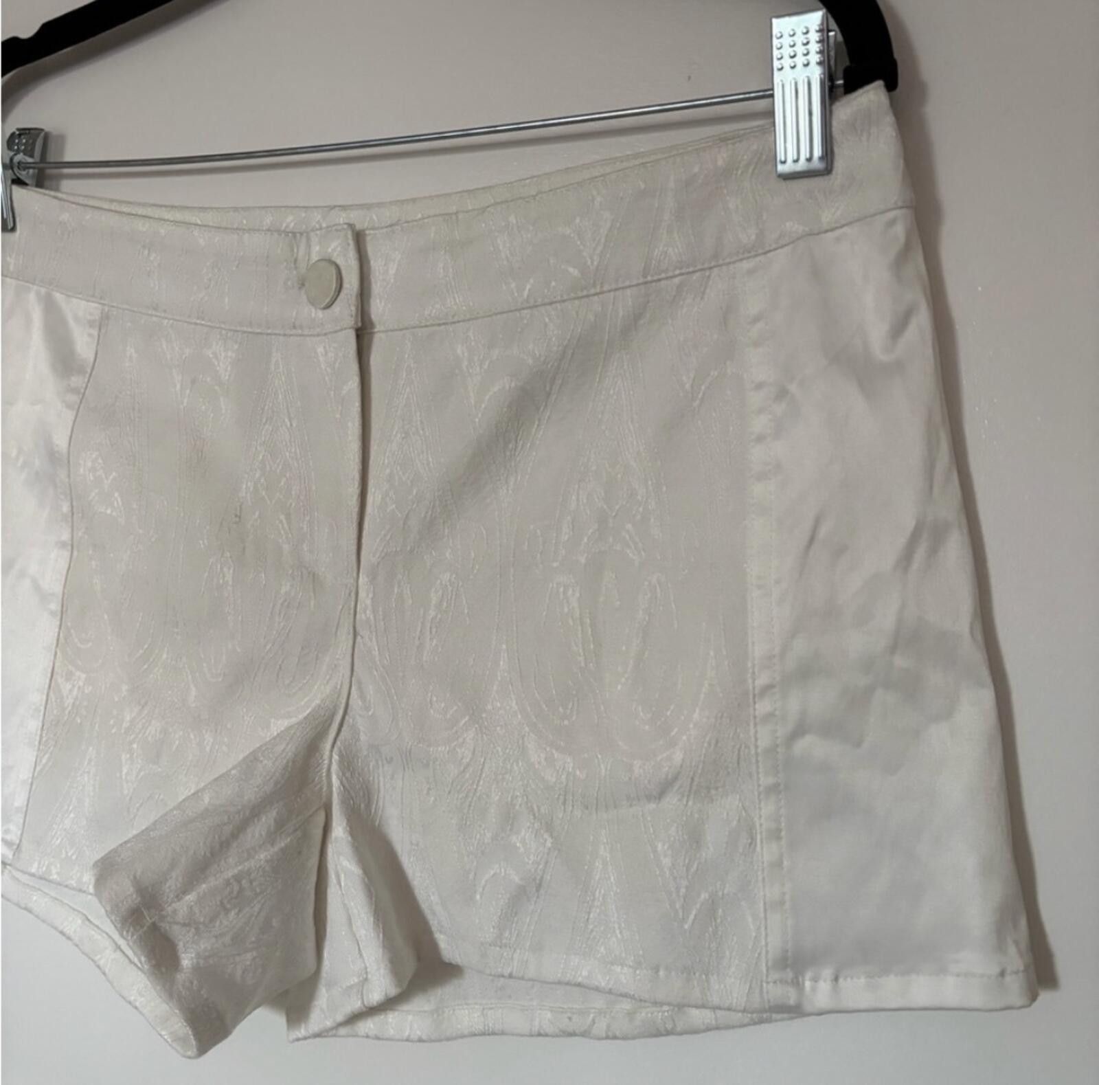 Forever 21 Forever 21 cream shorts Size 30" / US 8 / IT 44 - 1 Thumbnail