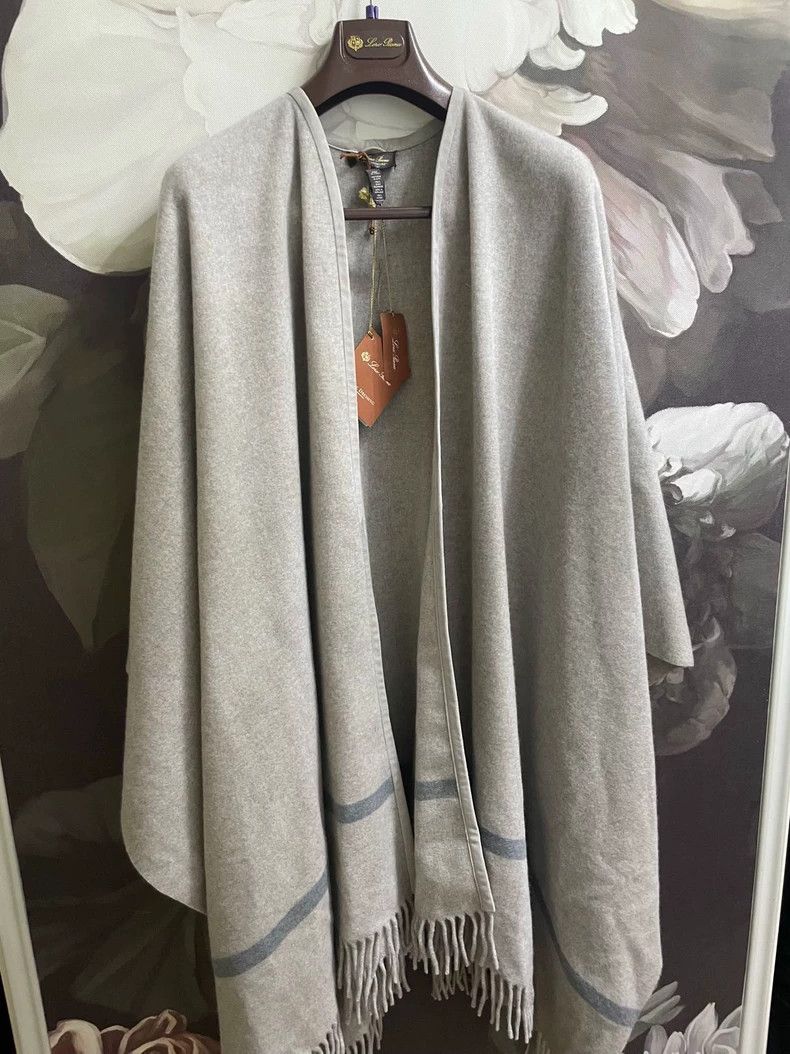Loro Piana LORO PIANA She is wearing a cashmere shawl Size M / US 6-8 / IT 42-44 - 1 Thumbnail