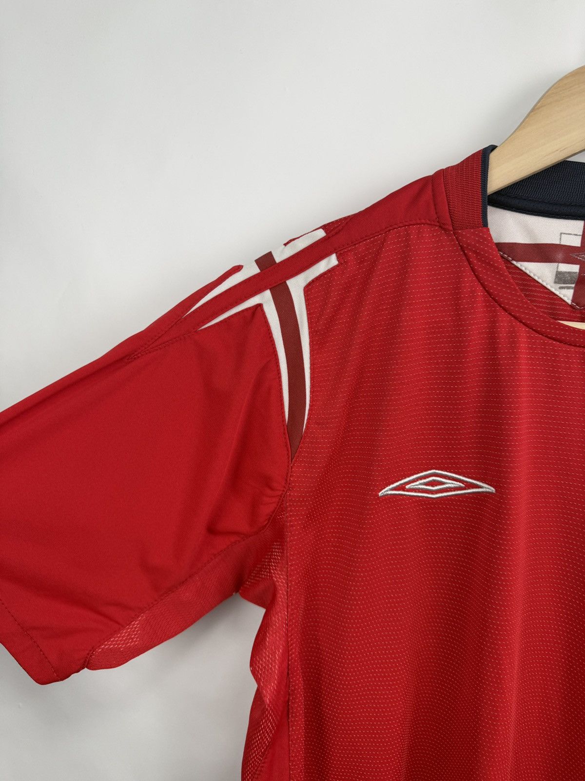 Umbro 🏴󠁧󠁢󠁥󠁮󠁧󠁿 2004-2005 Umbro England Away Soccer Jersey Football Kit Size US M / EU 48-50 / 2 - 5 Thumbnail