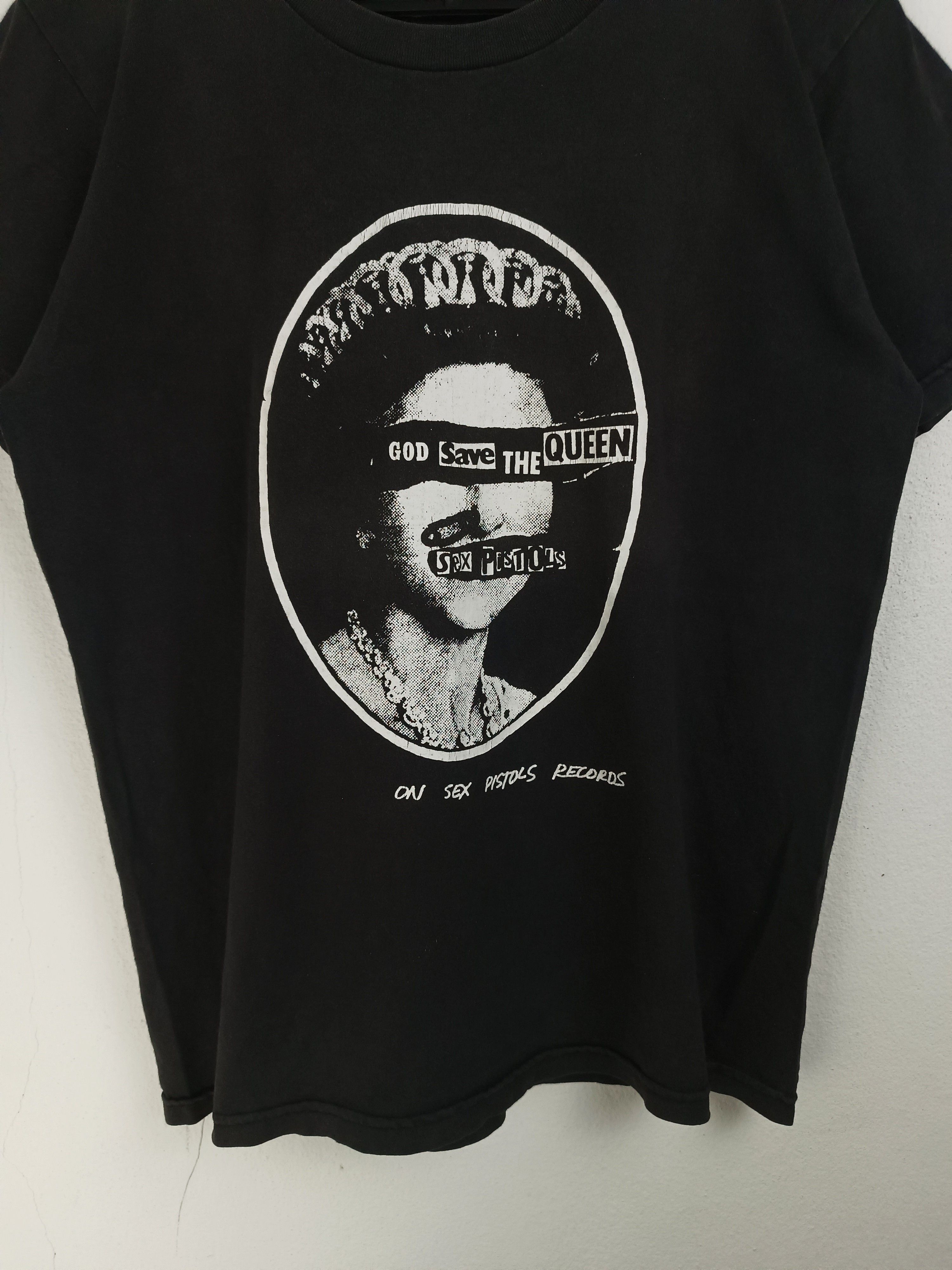 Band Tees VINTAGE FADED 2000s SEX PISTOLS GOD SAVE THE QUEEN clash Size US S / EU 44-46 / 1 - 7 Thumbnail