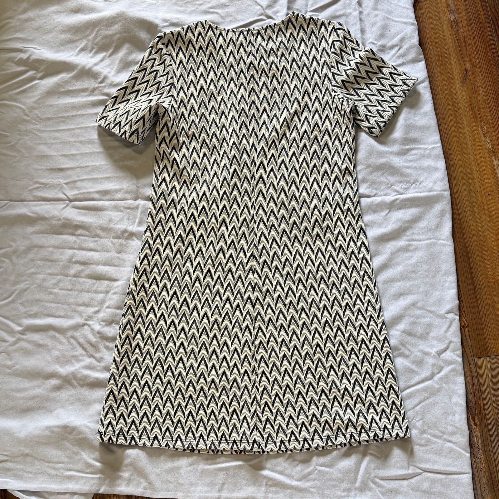 Divided × H&M H&M Divided Black and White Geometric Zigzag Dress Size 0 Size XS / US 0-2 / IT 36-38 - 3 Thumbnail