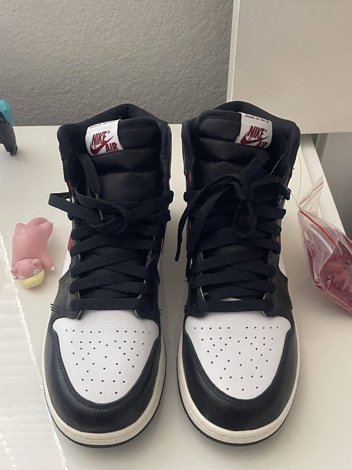 Nike Jordan 1 Retro High Black Gym Red GS Size US 7 / EU 40 - 1 Thumbnail