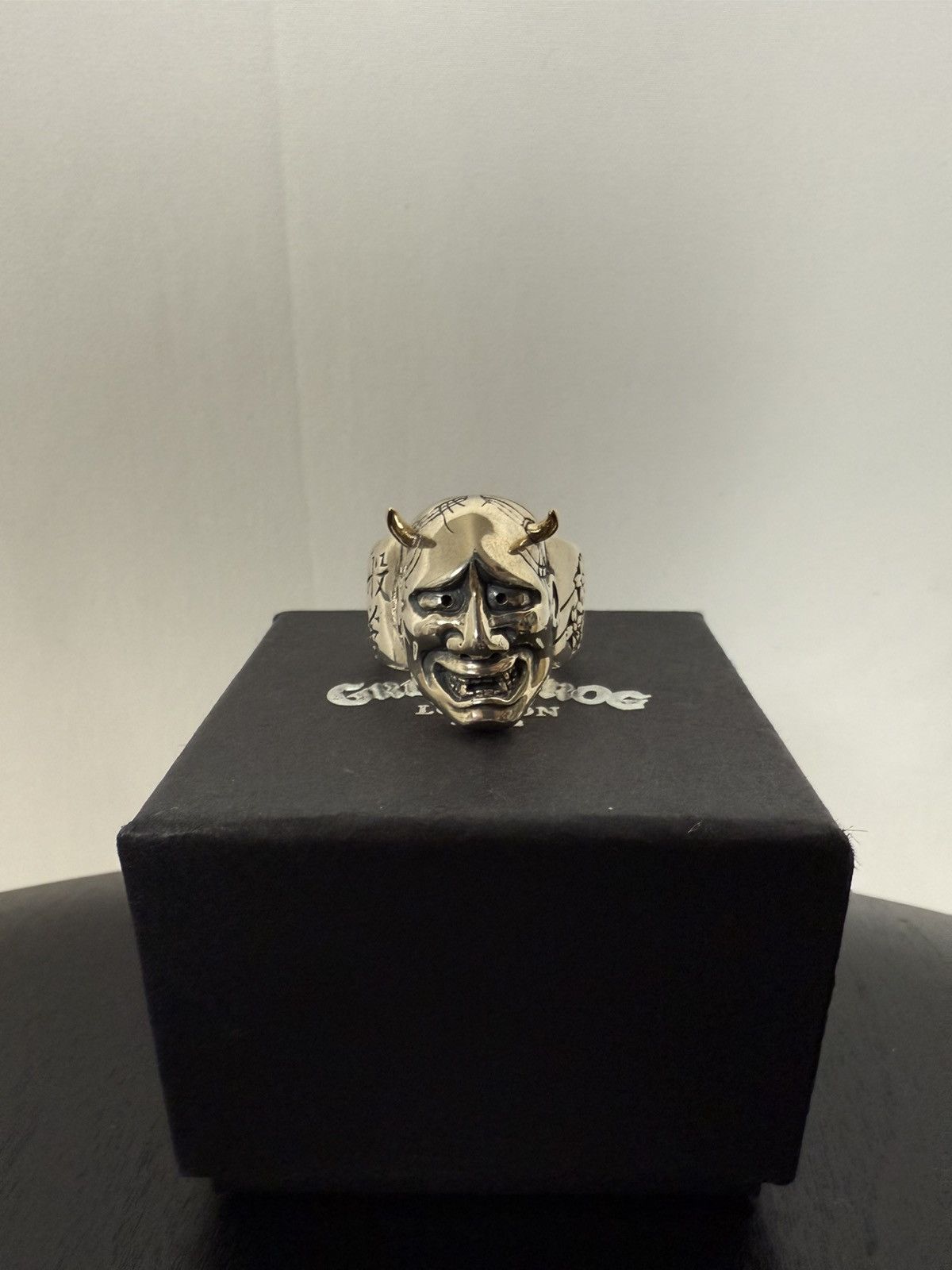 アクセサリー The Great Frog Laugh Now Cry letter ring The Great Frog Laugh Now, Cry Later Ring (size L) (RRP £180